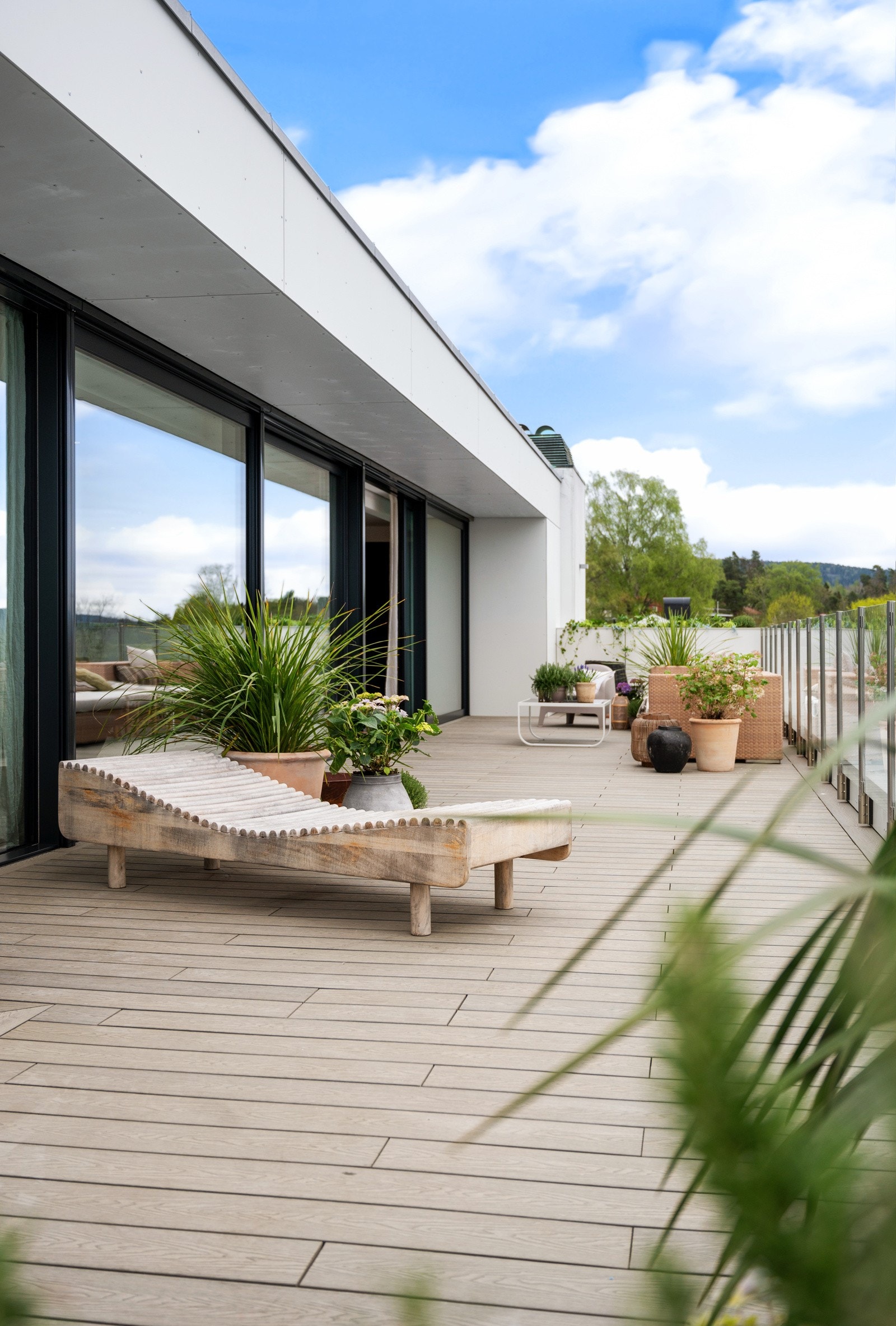 90 kvm delvis overbygget terrasse mot syd og vest. Uttak for både varmt og kaldtvann Galleribilde