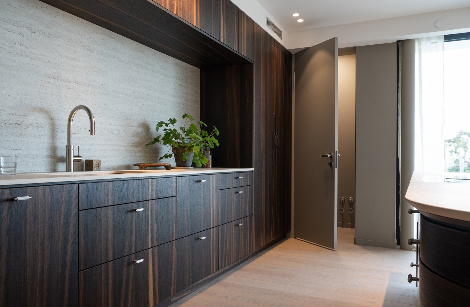 Underlimt vask med Quooker kran som gir deg umiddelbar tilgang til kokende vann Galleribilde