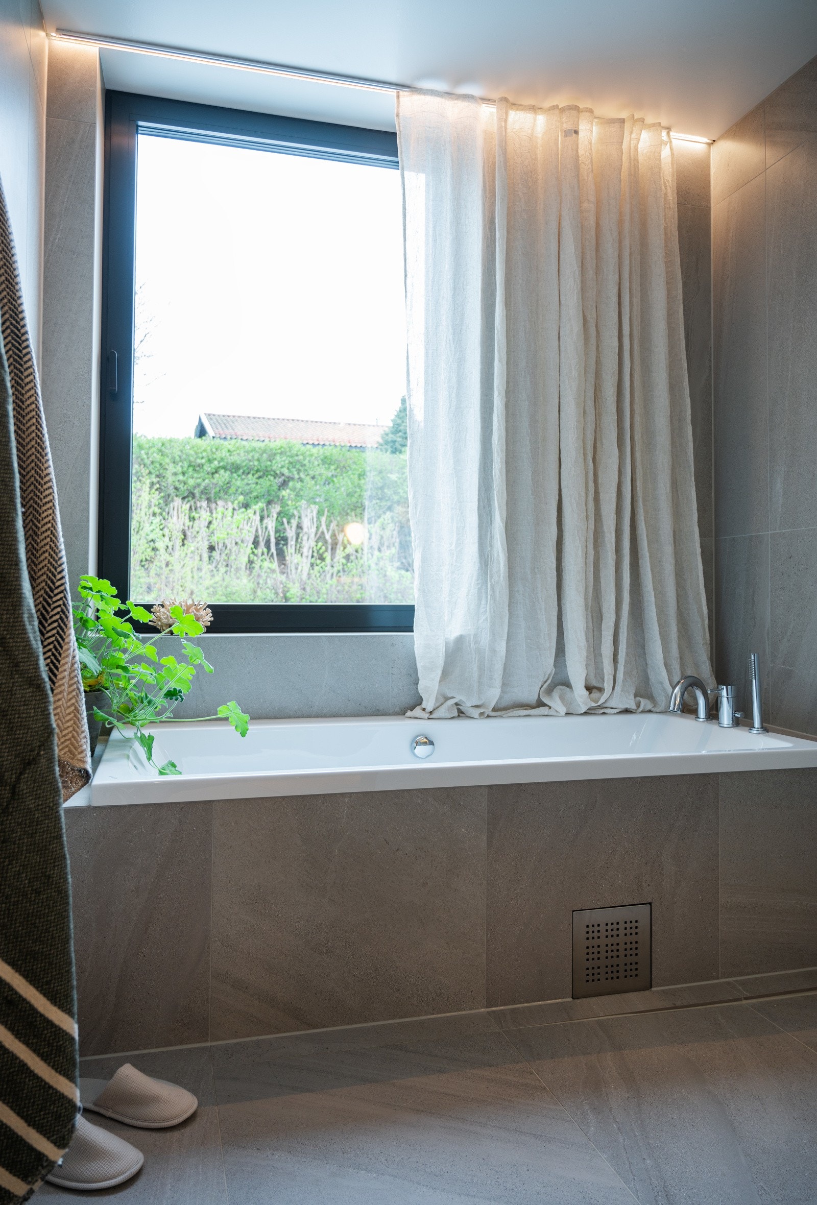 Hovedbad. I tillegg to gjestesoverom/barnerom med tilhørende hvert sitt bad/wc, samt gjeste wc Galleribilde