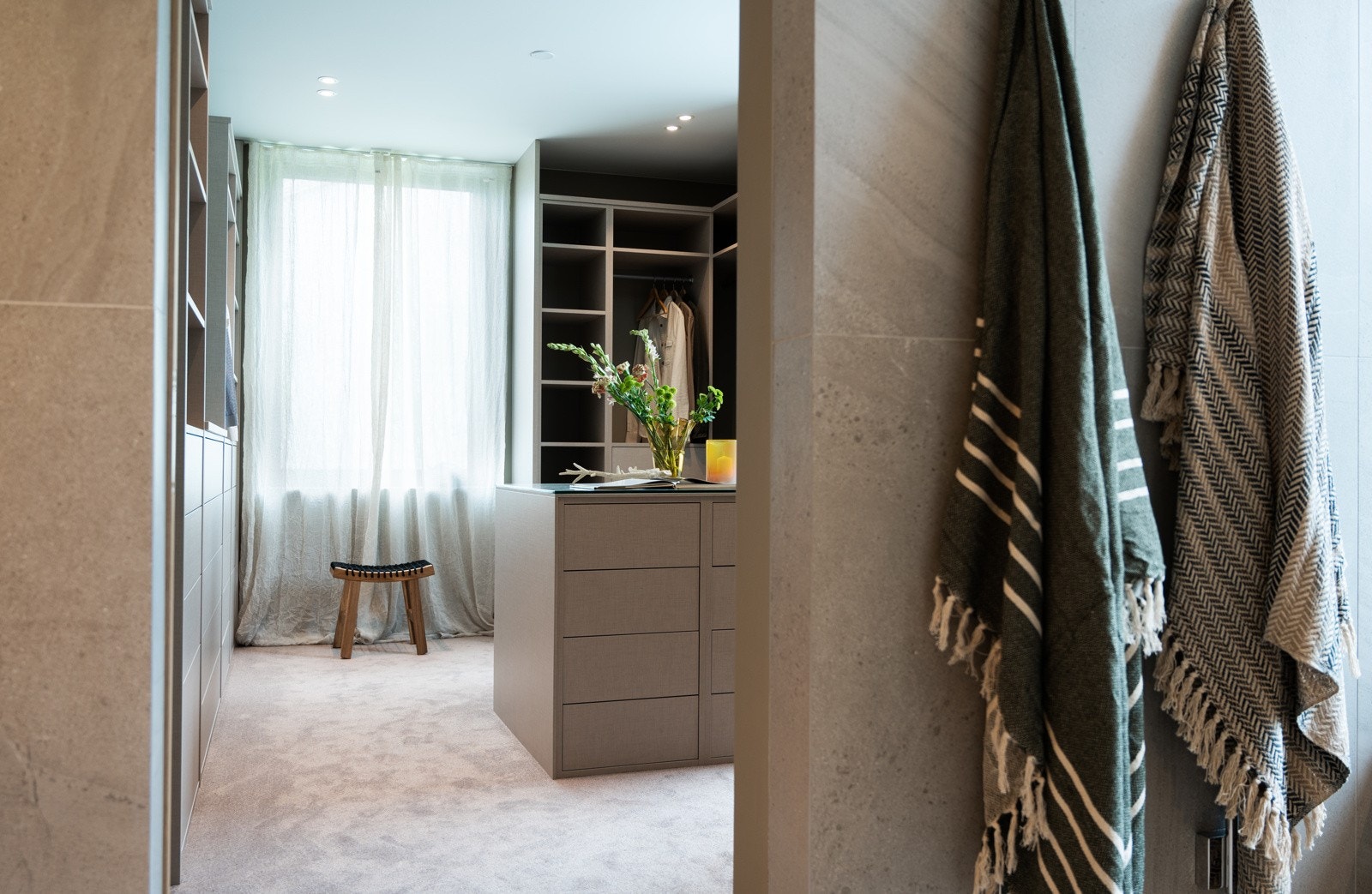 Walk-in garderobe med direkte tilknytning til hovedsoverom og hovedbad Galleribilde