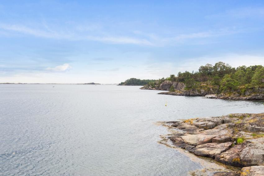 I umiddelbar nærhet finnes de nydeligste friområder langs sjø og i skog, og Sørlandets flotteste skjærgård mot havet, Tvedestrand havn, Sandøya, Lyngør eller Gjeving. Galleribilde