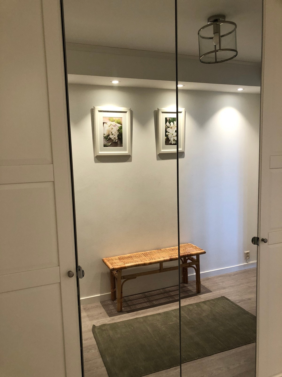 Gang med stor garderobe Galleribilde