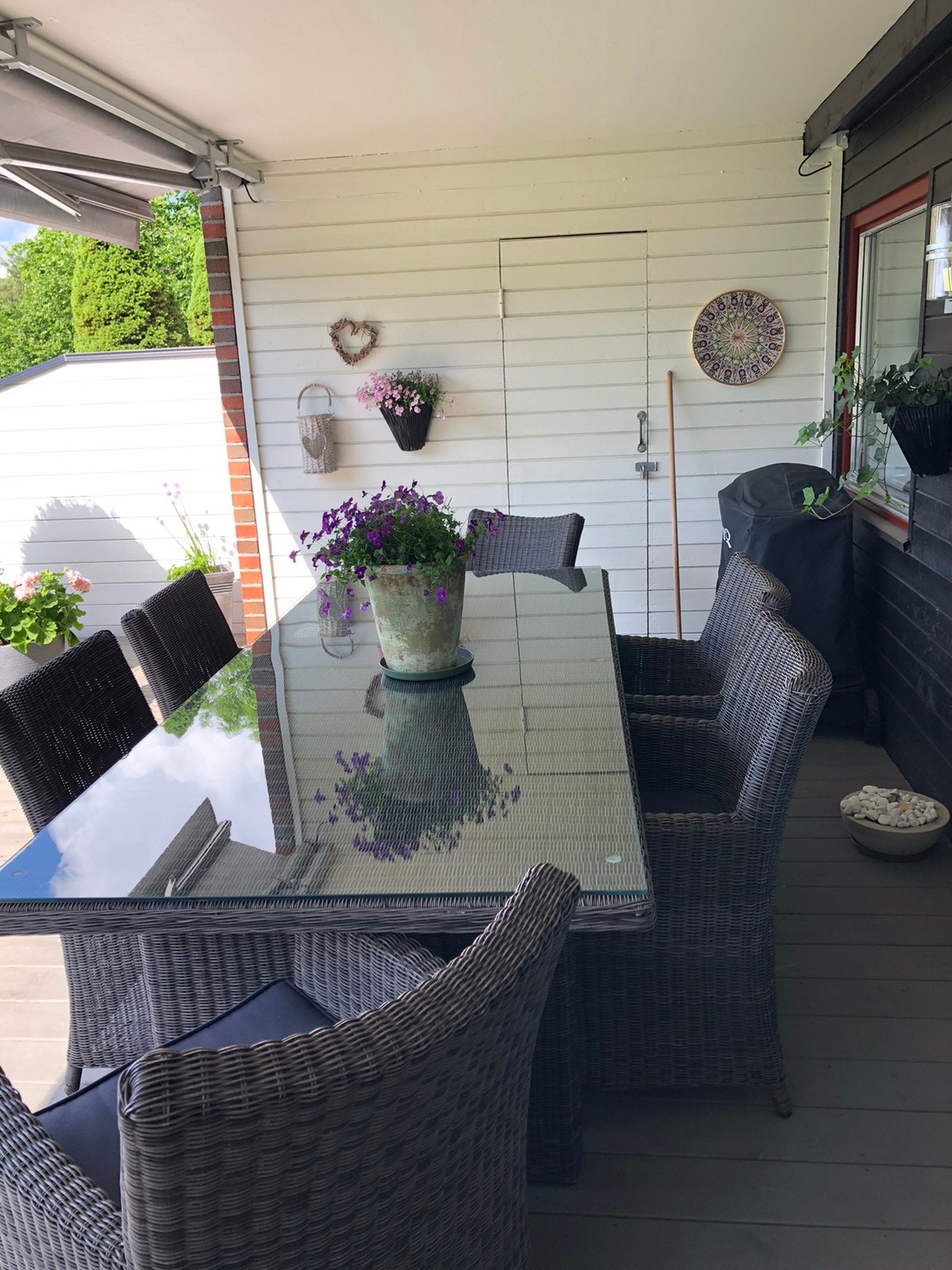 Lun, solfylt terrasse Galleribilde