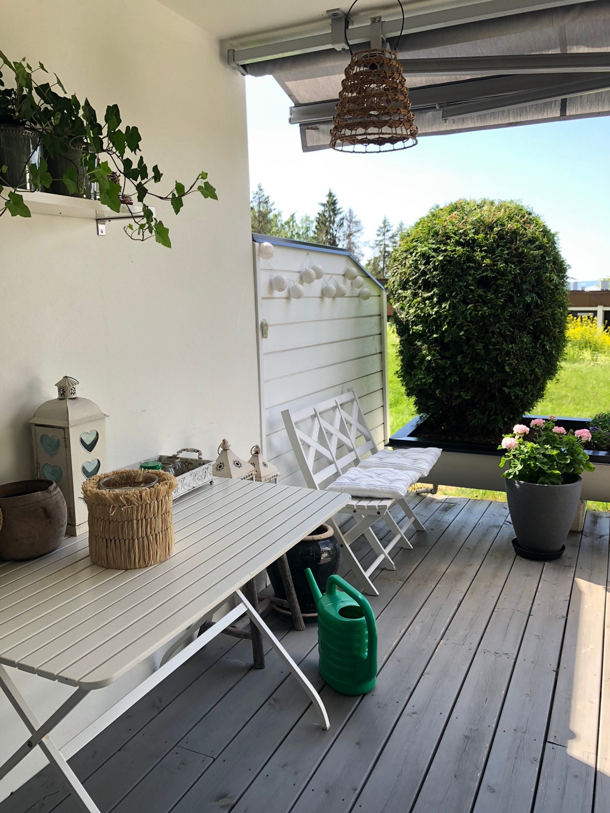 Lun, solfylt terrasse Galleribilde