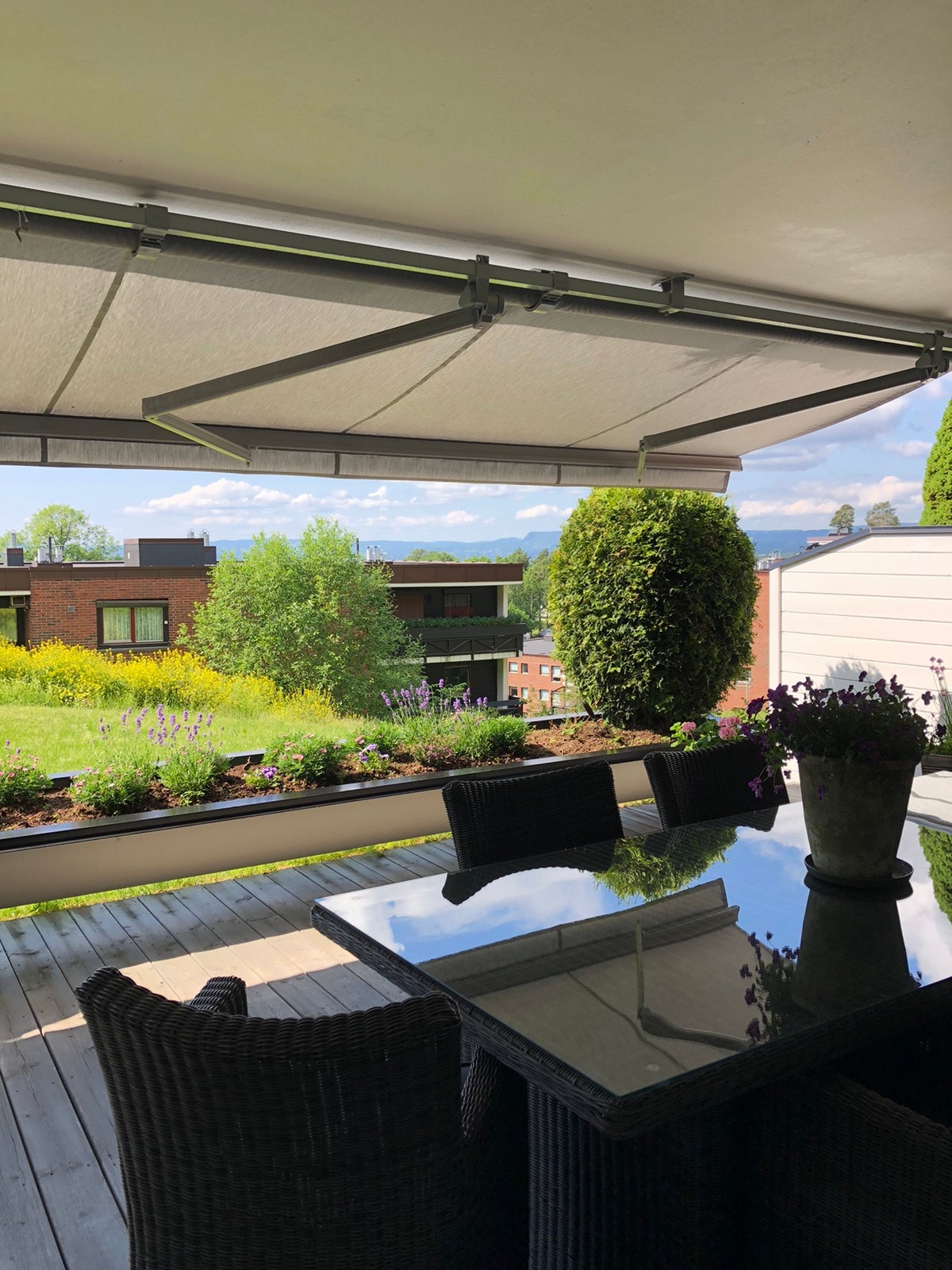 Lun, solfylt terrasse Galleribilde