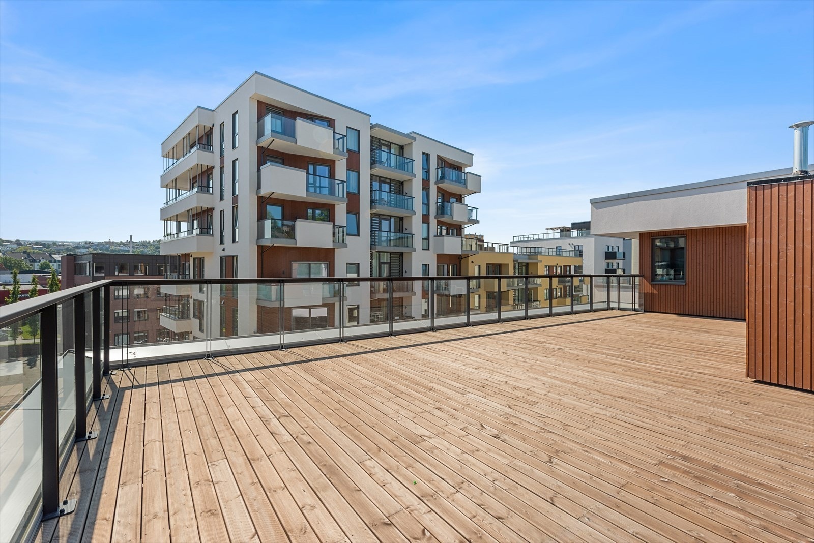 Pen takterasse med utemøbler som kan benyttes. Galleribilde