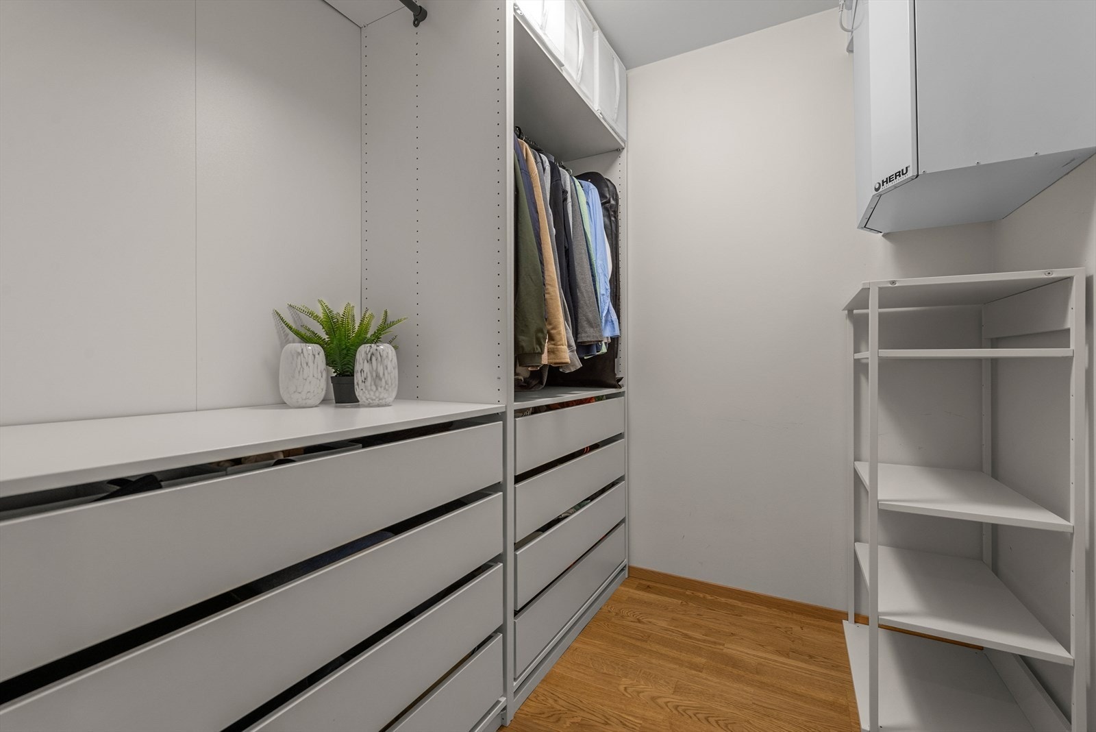 Praktisk walk in garderobe. Galleribilde