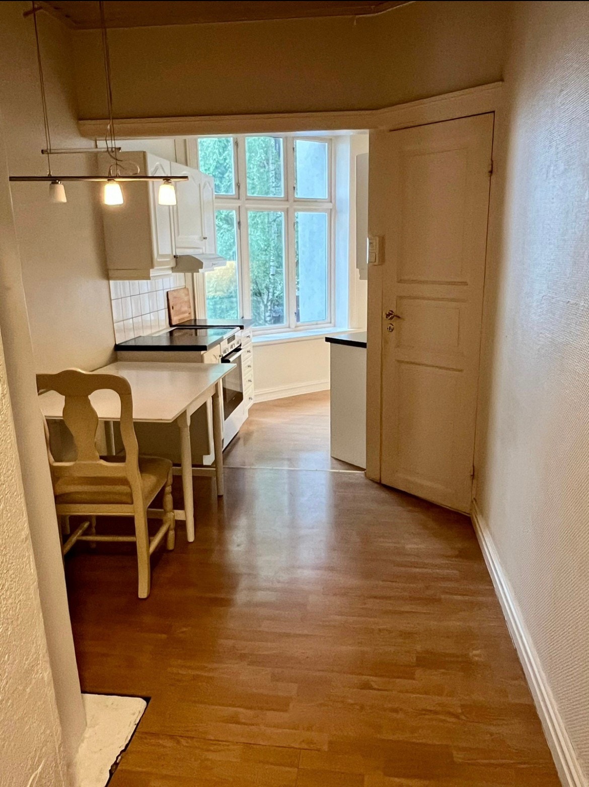 Område fra inngang mot kjøkken Galleribilde