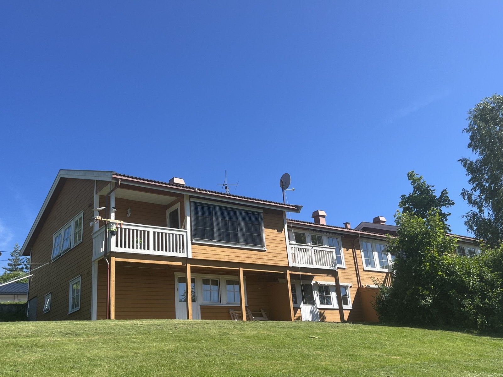 Grønt og fint foran huset. NB! Det andre enden som leies ut. Dette bildet er 6d (nord). Den som leies ut er speilvendt og er helt lik, men ligger mot sør (6a) Galleribilde