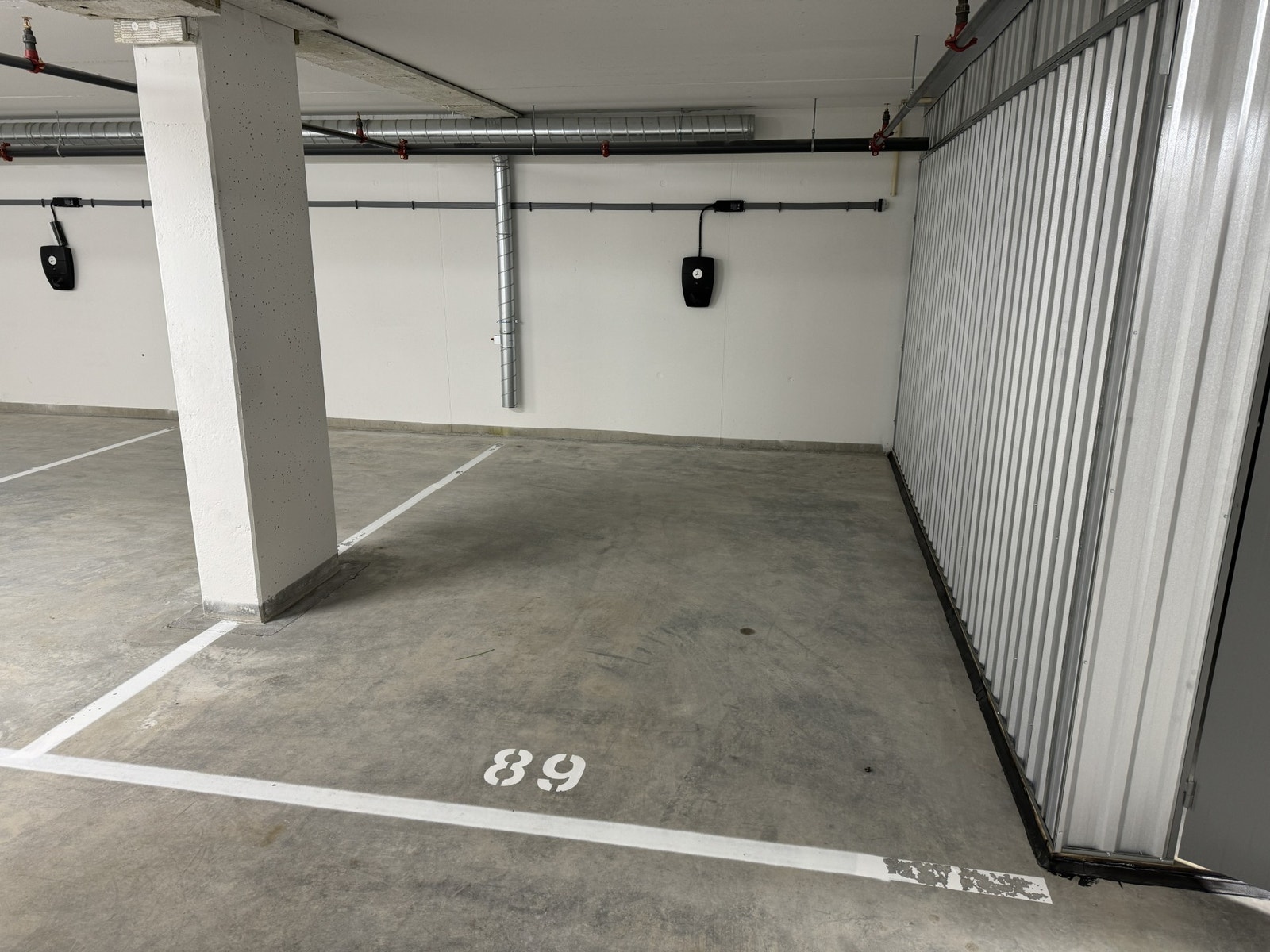 Stor parkeringsplass med el-bil lader. Nærmest heis og trappegang. Galleribilde