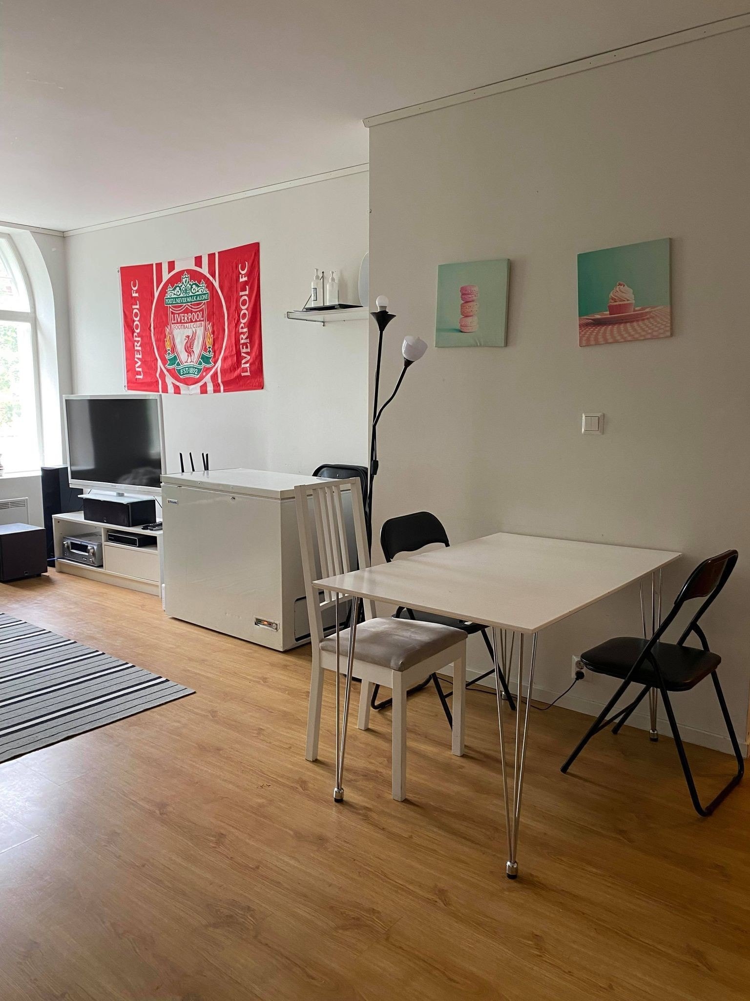 Stor stue med åpen kjøkkenløsning Galleribilde