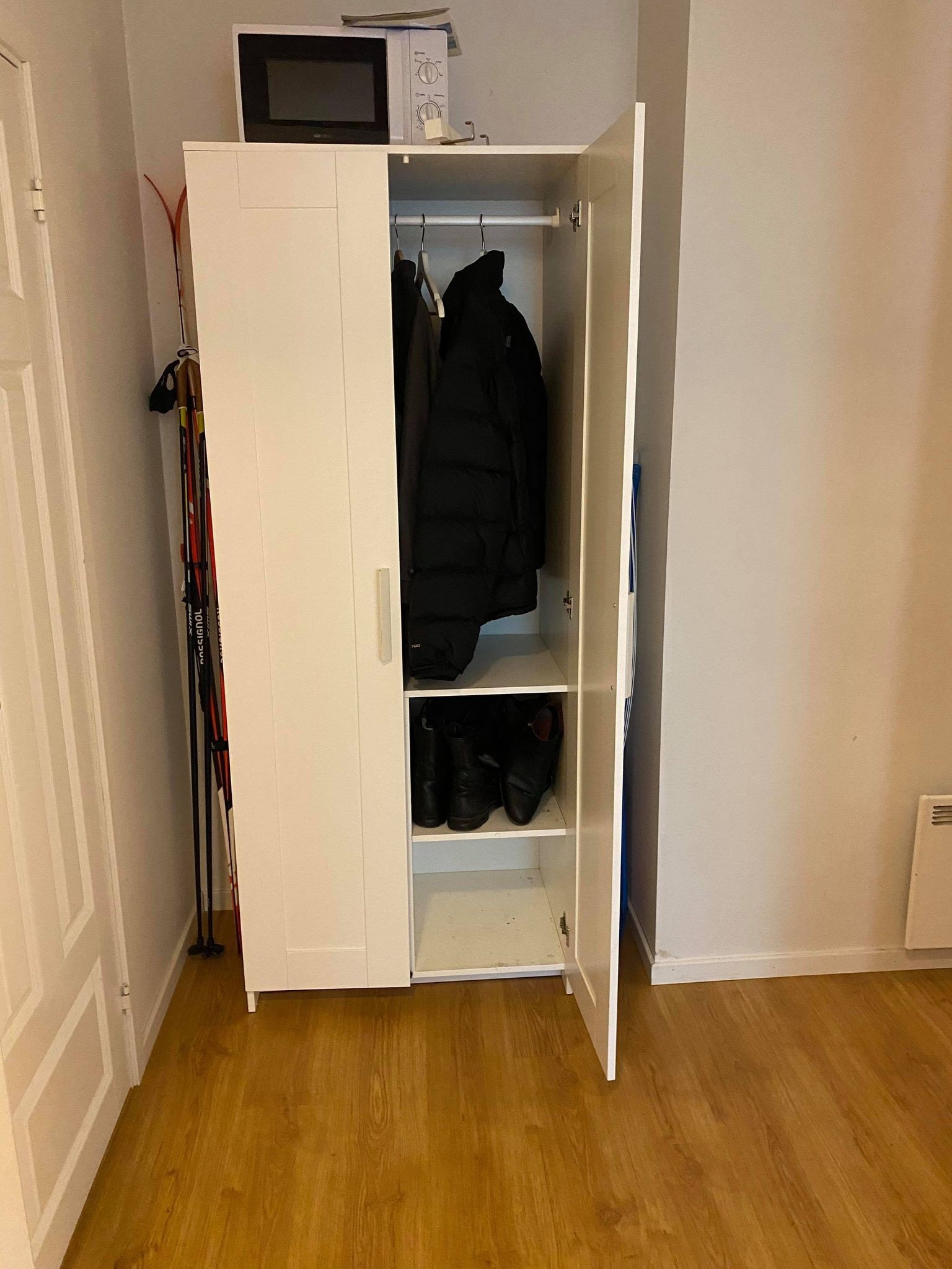 Klesskap for ytterjakker Galleribilde