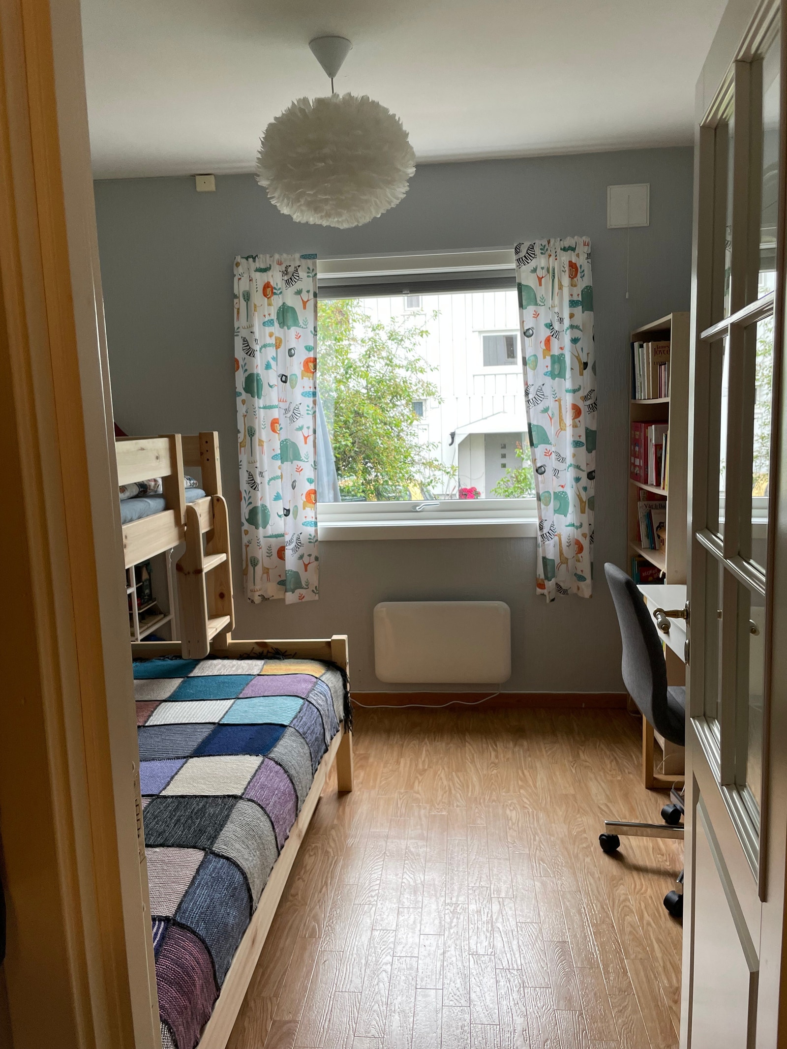 Det første soverommet har familiekøye, klesskap, to hyller og pult. I overkøya kan du legge fra deg klær og andre ting uten at det er i veien. Galleribilde