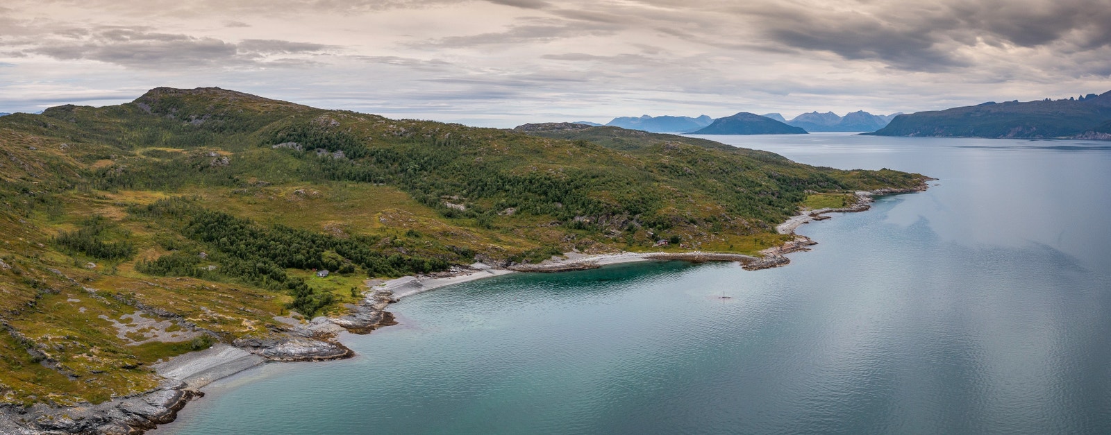 Fra Finnbybukta (til venste) til Torskeneset (til høyre) Galleribilde