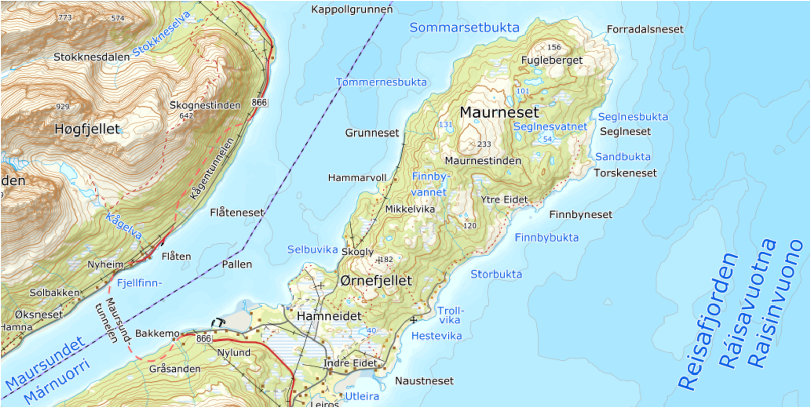 Eiendommen ligger på Maurneset, mot Reisafjorden.
The property is located on the south side of the Maurneset peninsula, facing the Reisafjord. Galleribilde