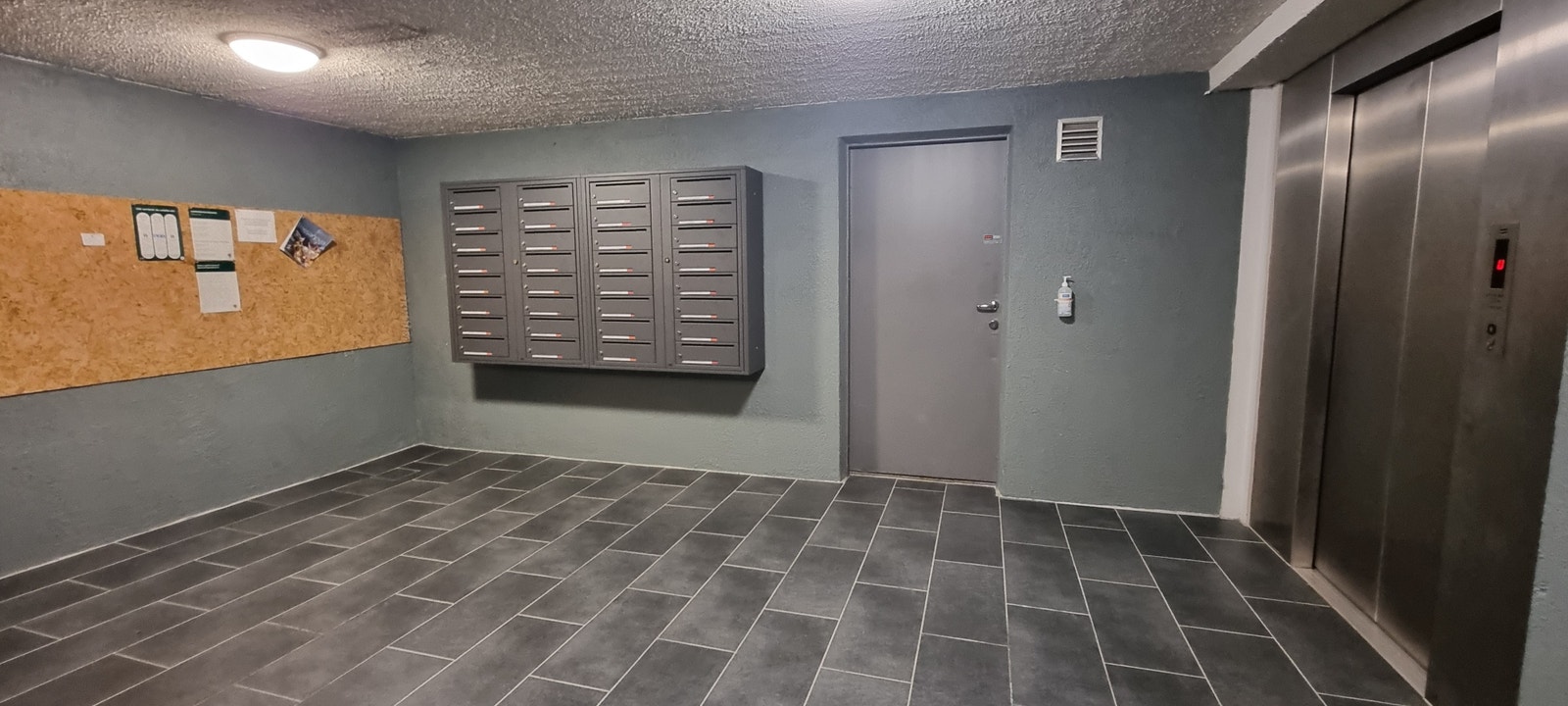 Heisen og trappeoppgangen tar deg ned til underetasjen, hvor du har tilgang på romslig bod og inngang til sameiets parkering Galleribilde