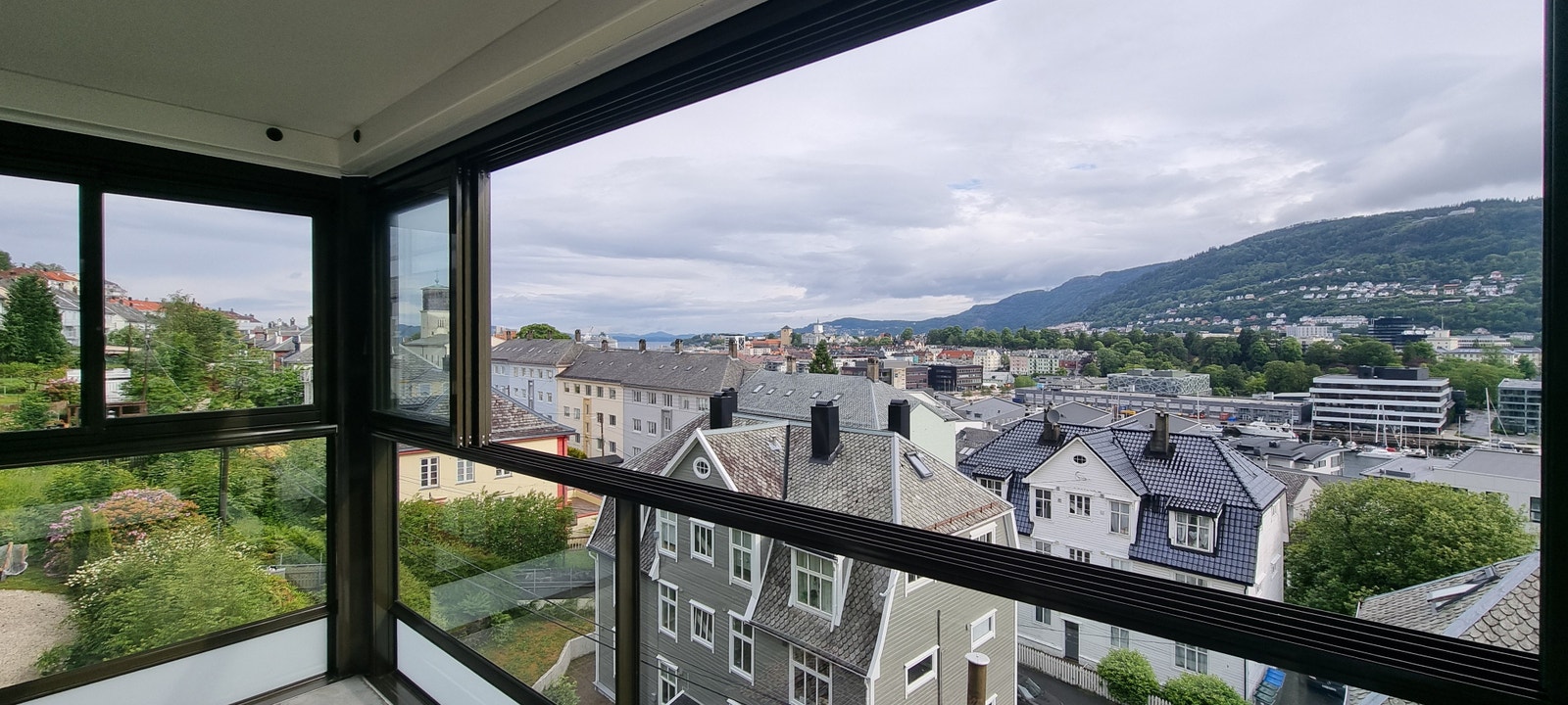 Altanen har fin utsikt mot sentrum med både Fløyen og Ulriken i bakgrunnen. I tillegg har du et lite glimt av Byfjorden Galleribilde