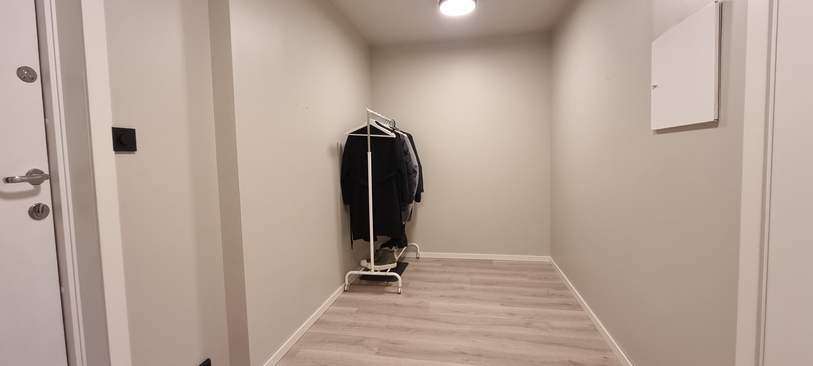 Romslig gang med plass til garderobeskap og/eller kontorplass Galleribilde