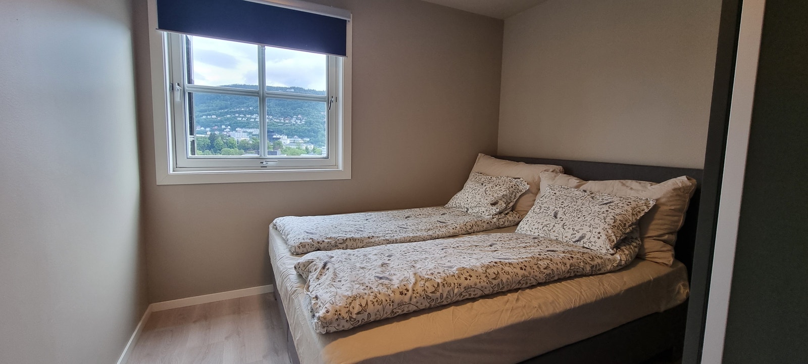 Soverommet vender mot fredelig friområde og har god avstand til vei slik at du merker lite til den sentrale beliggenheten Galleribilde