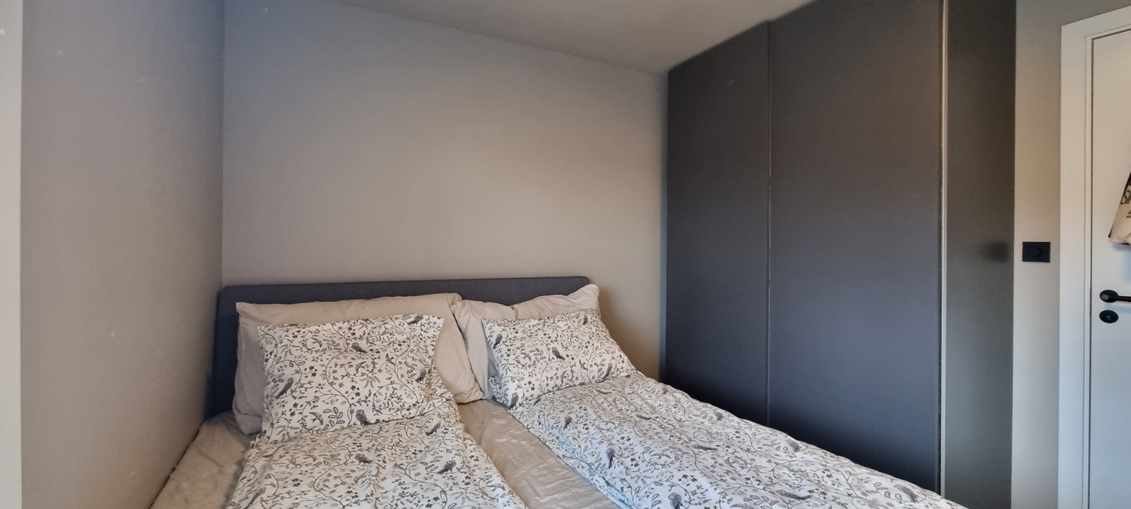 Innredet med skyvedørsgarderobe og stor dobbelseng på 180 Galleribilde