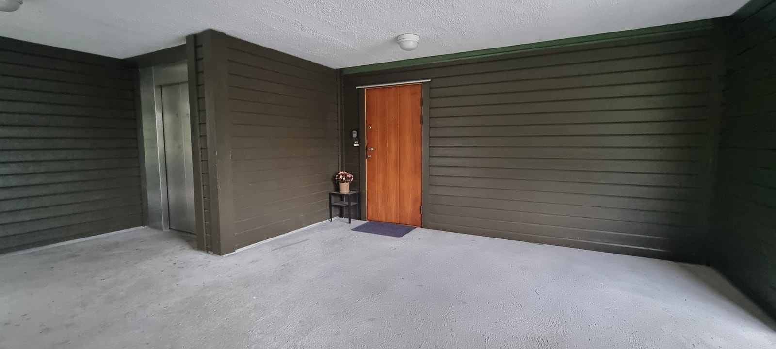 Inngangsparti, rett ved heis og god plass til ett lite bord Galleribilde