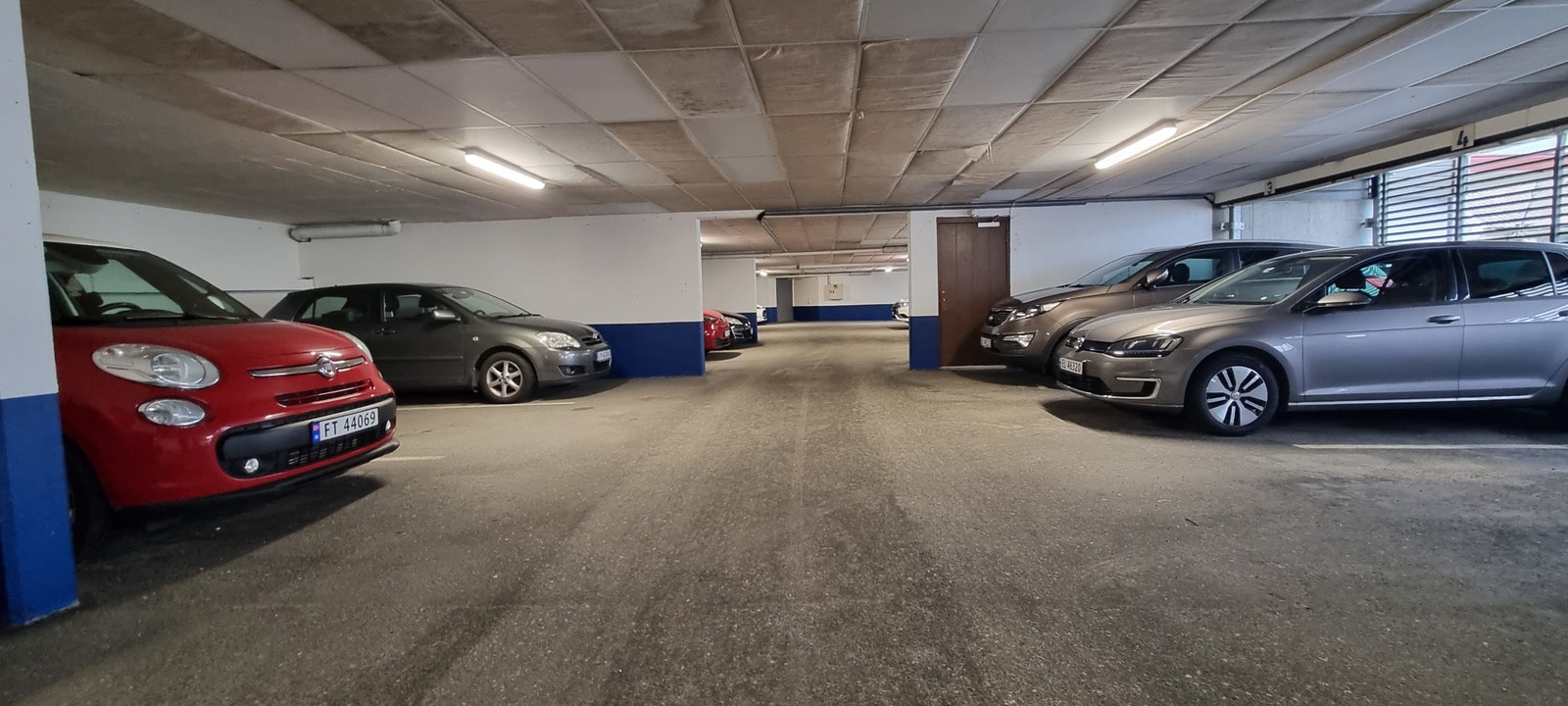 Leiligheten har sin egen parkeringsplass, hvor jeg kan ordne opplegg for lading - om det er et behov Galleribilde