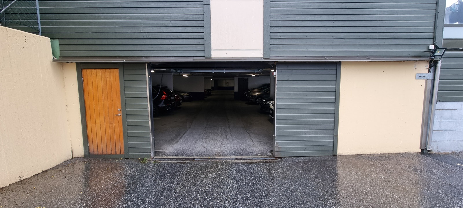 I tillegg er det seks gjesteparkeringer utenfor garasjeporten som man kan benytte seg av over kortere perioder med parkeringsoblat Galleribilde