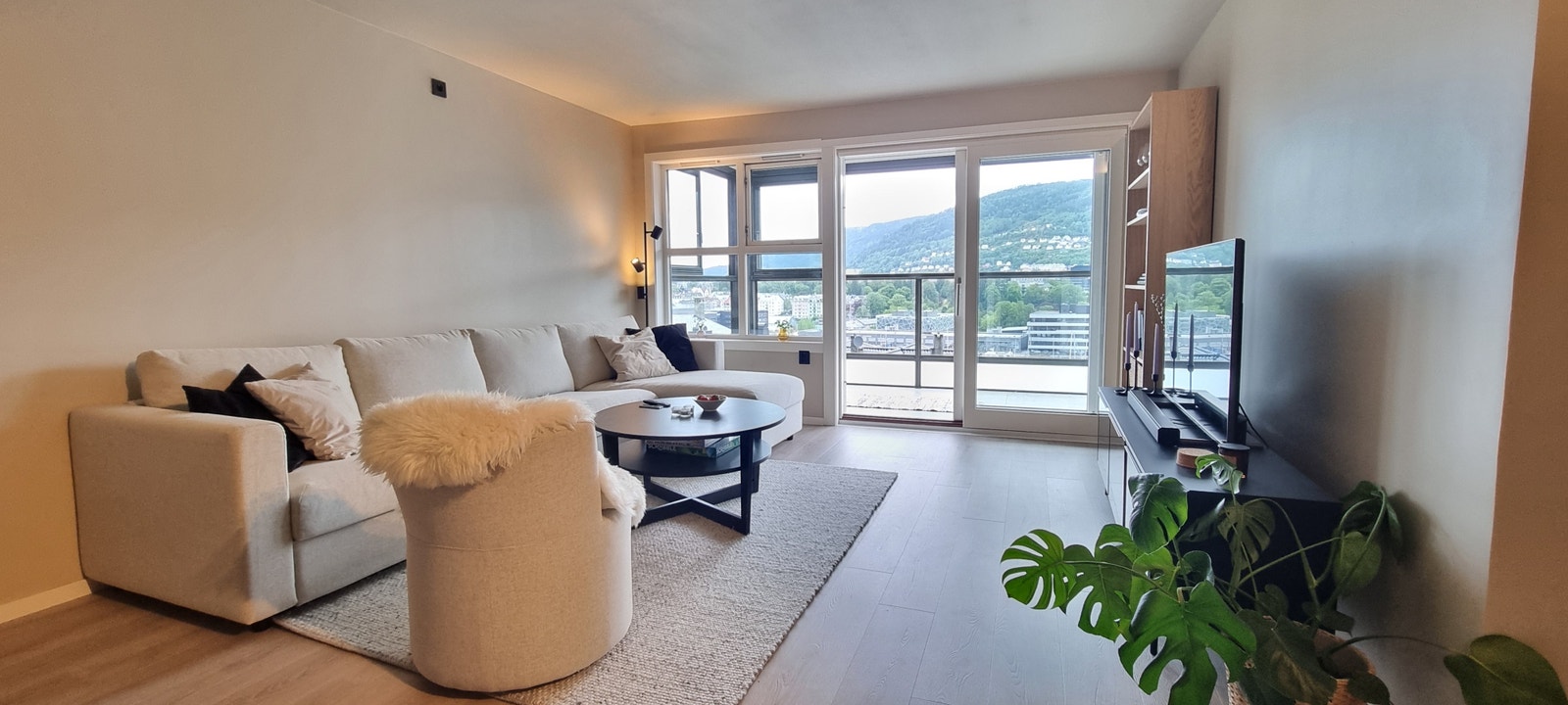 I tillegg til at leiligheten er totalrenovert i 2023 var bygningen ny i 1993. Det gir mye bedre standard enn det meste av leiligheter i gatene rundt Galleribilde