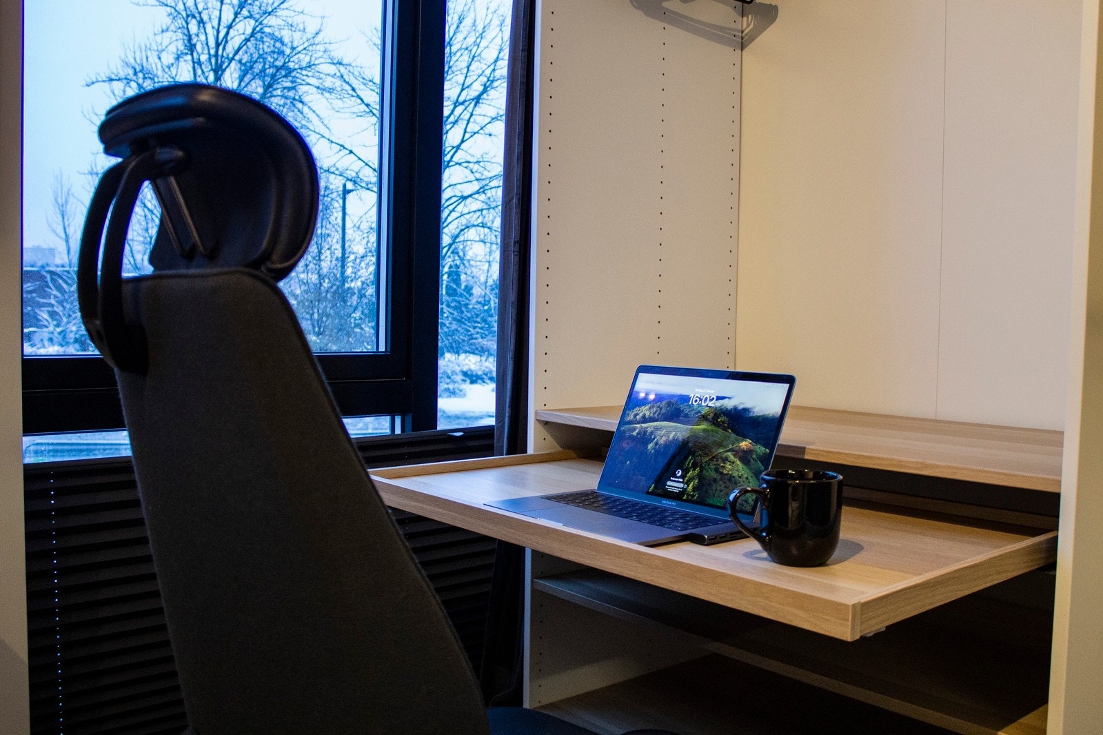 Mulighet til å bruke uttrekkbar hylle som et kontorbord. Galleribilde