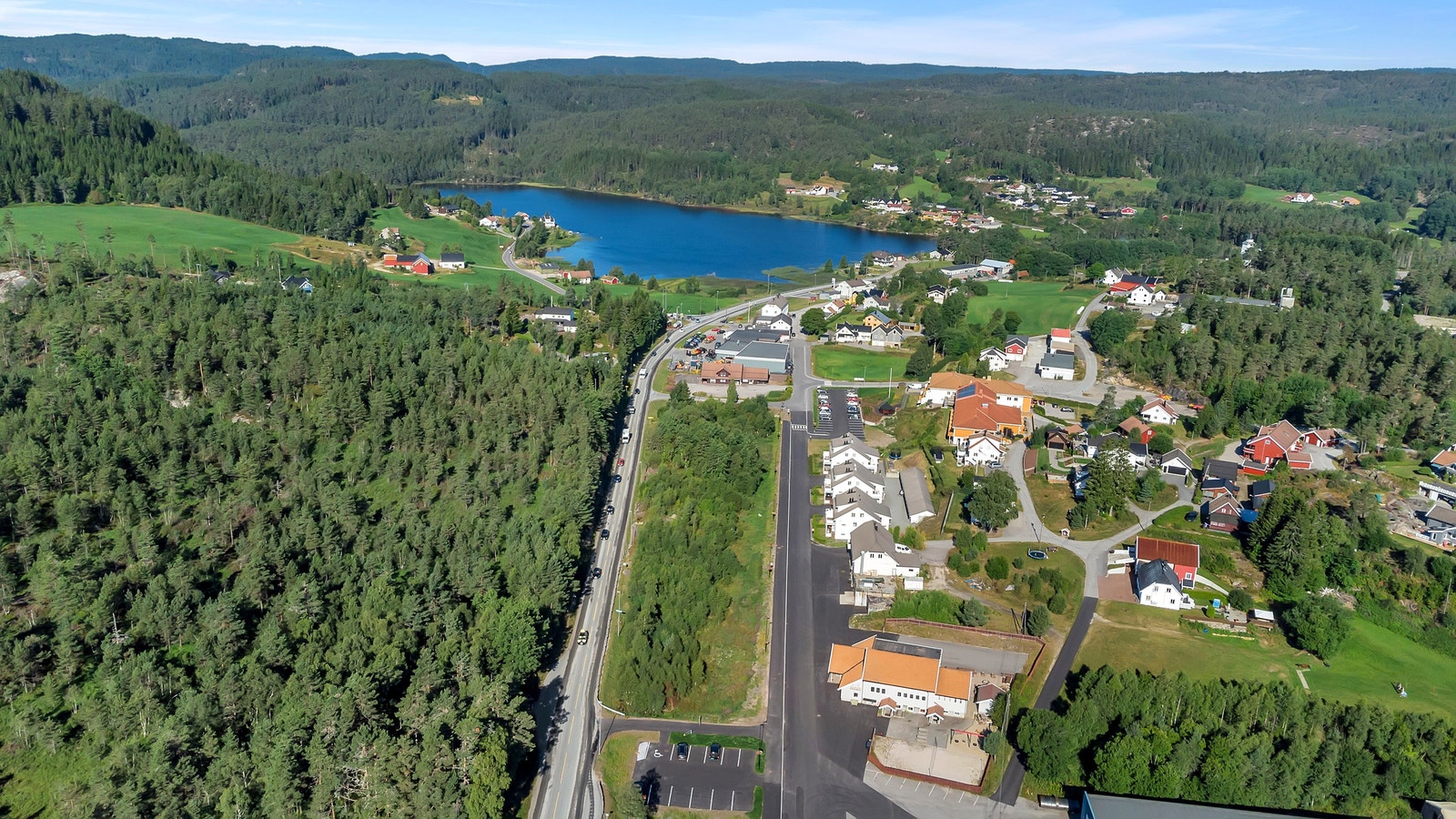 Viser at det er utsikt mot vannet fra deler av området, viser næringstomten og bolig området Galleribilde