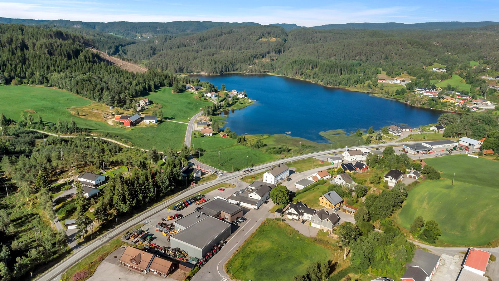 Viser sentrum i Hægeland og hægelandsvannet Galleribilde