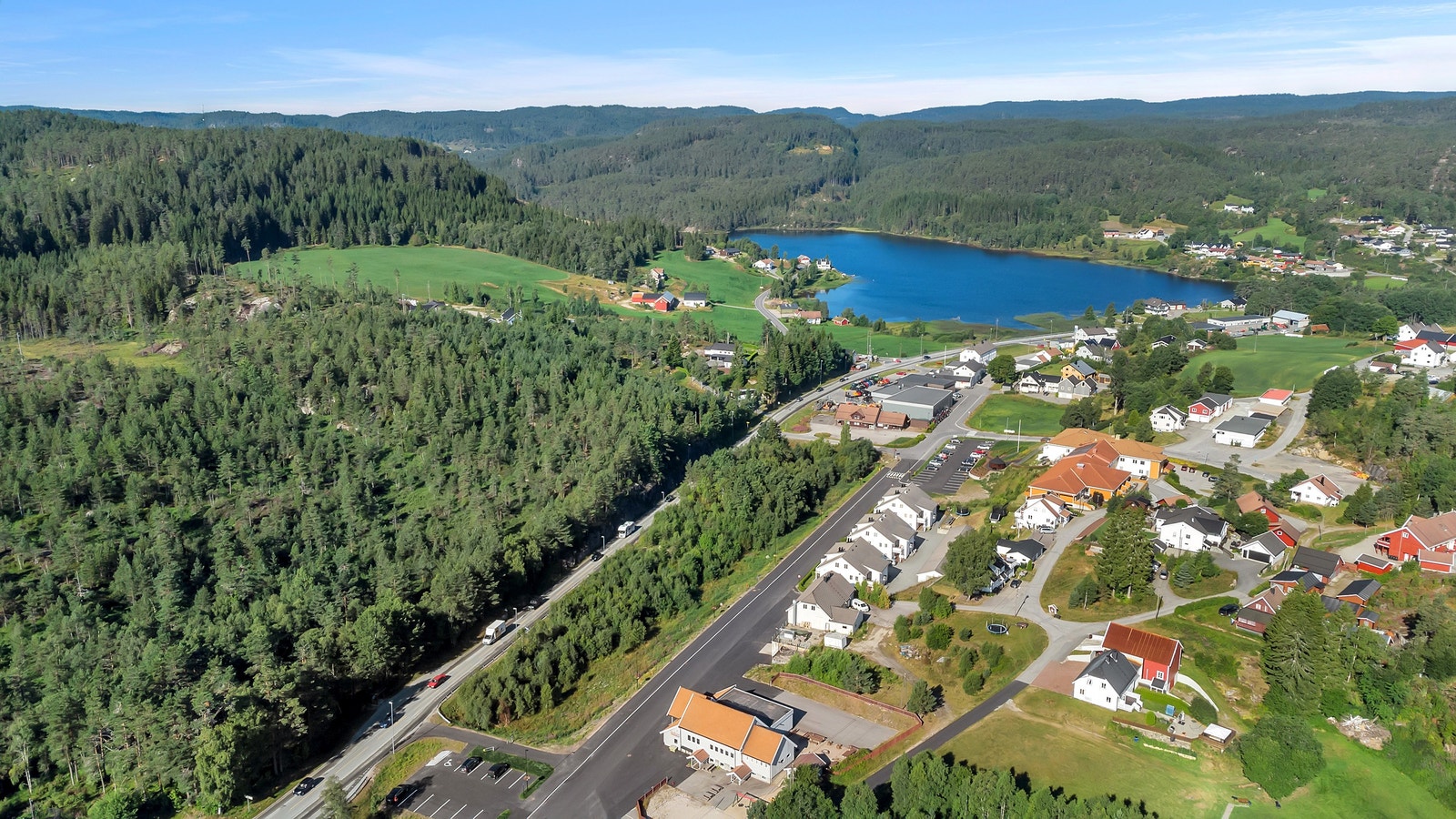 Oversikts bilde av sentrum og boligområdet. Galleribilde