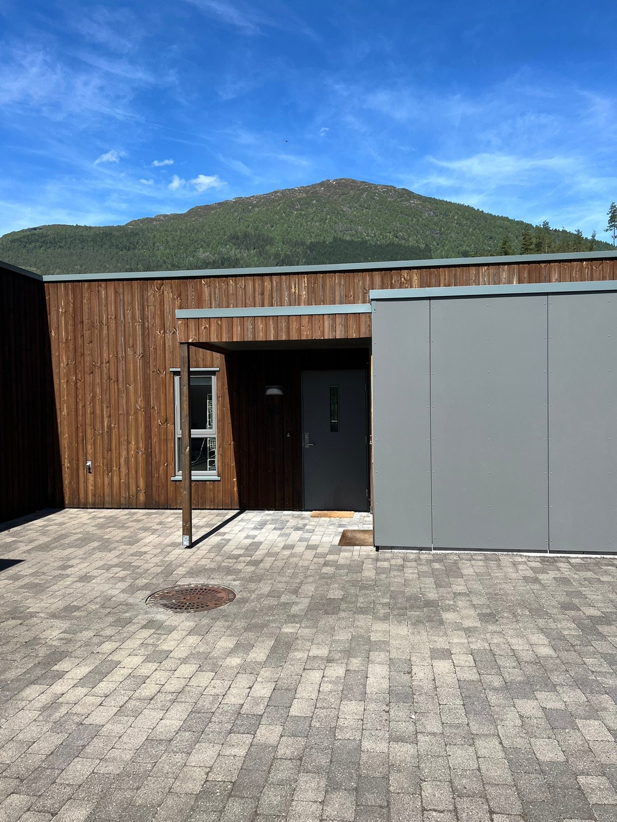 Inngang fra gateplan Galleribilde