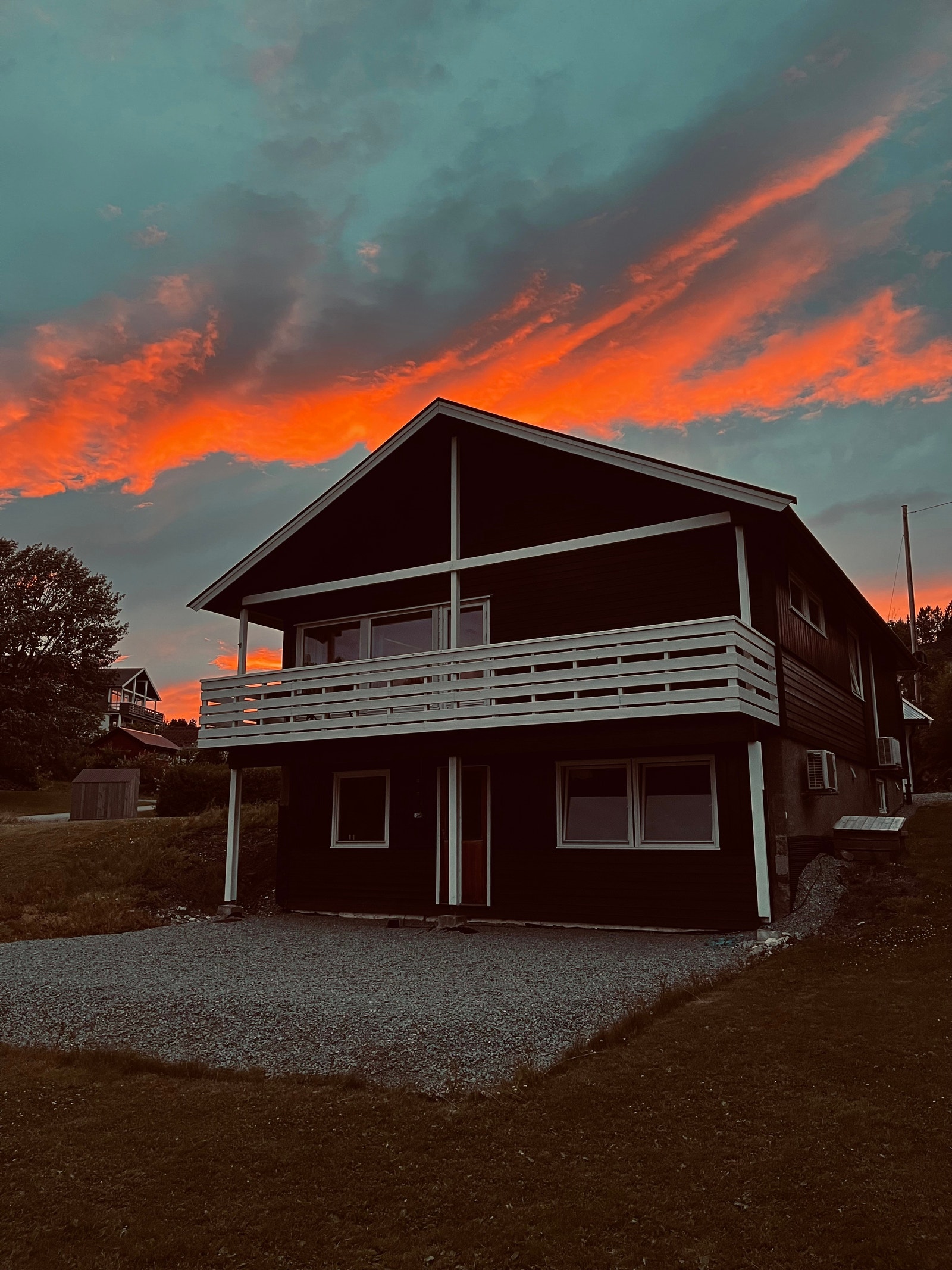 Fremsiden av huset i solnedgang. Galleribilde