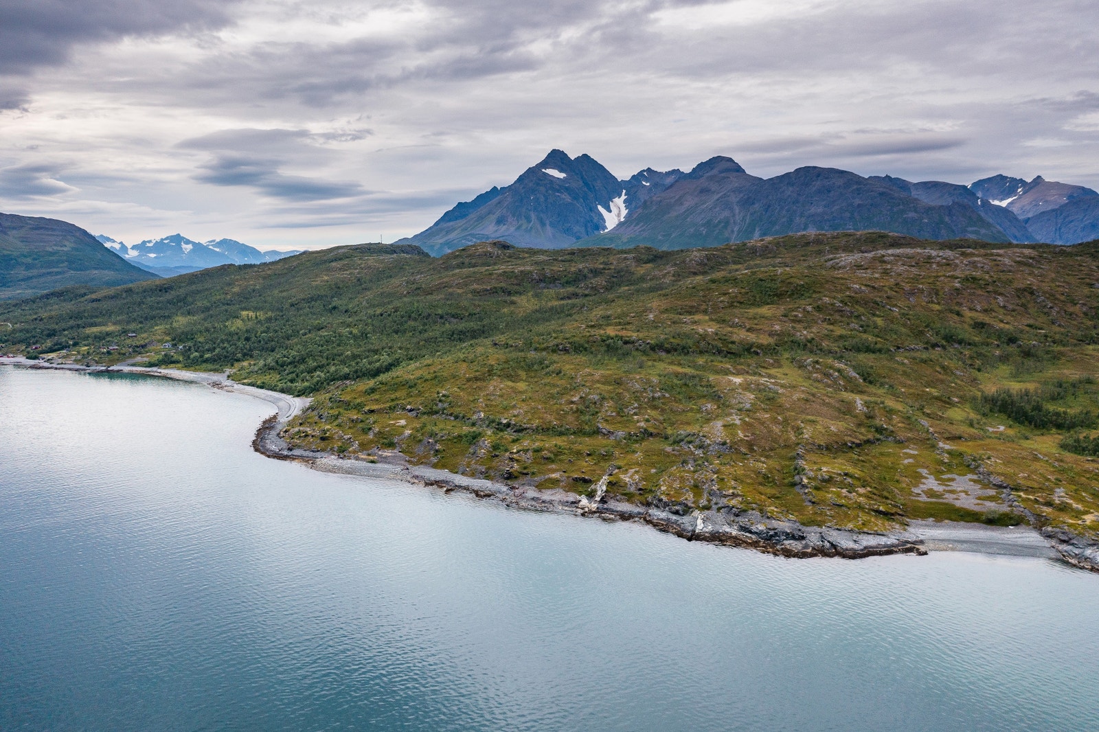 Deler av Finnby indre, i bakgrunnen Lyngsalpan (til venstre) og Kågfjellan (til høyre) Galleribilde