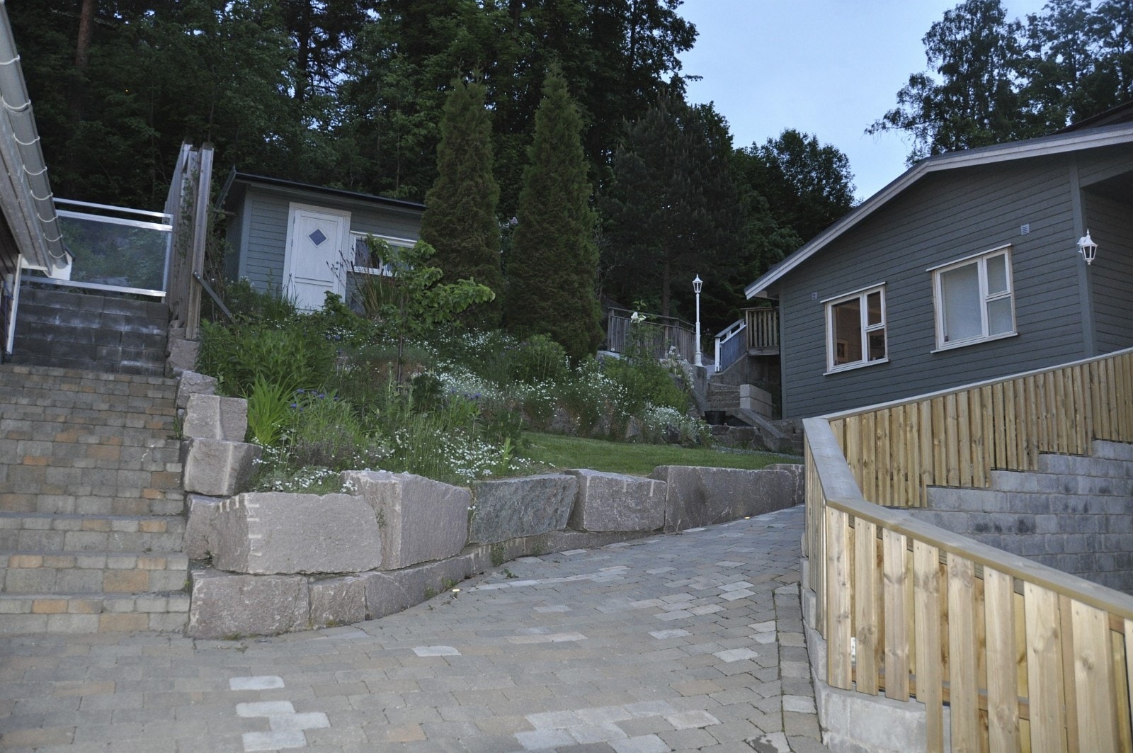 Oppgangen til huset, sett fra veien Galleribilde