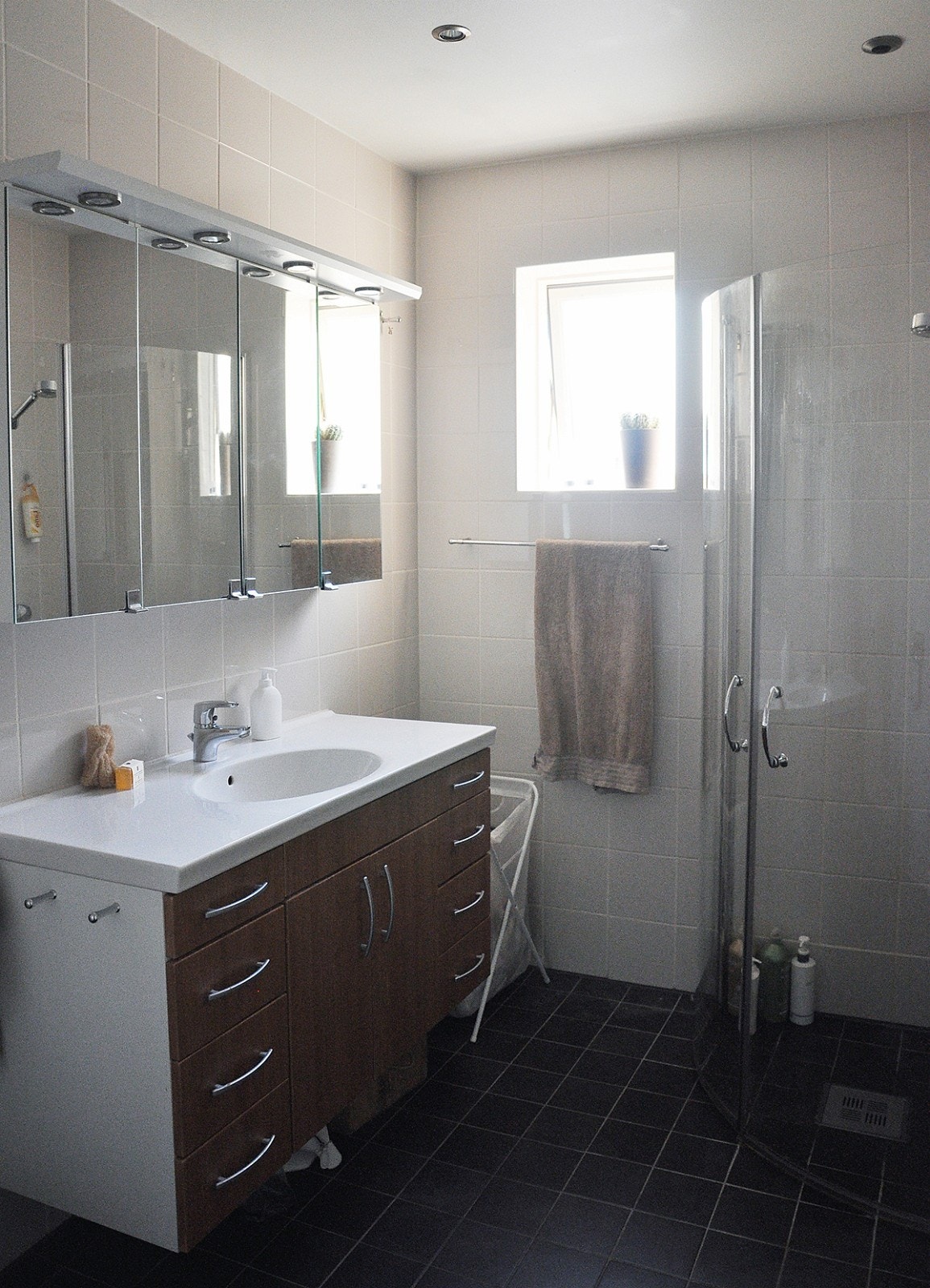 Bad med varmekabel og god lagringsplass Galleribilde