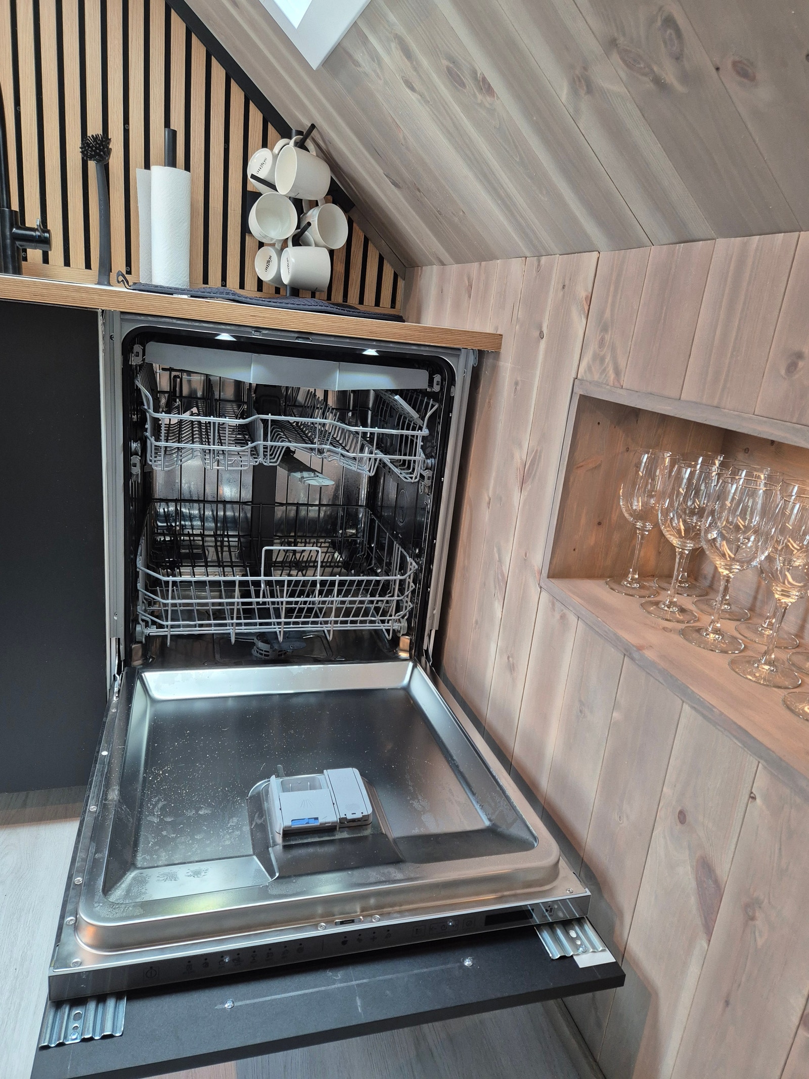 Oppvaskmaskin og belyst hylle til vinglass Galleribilde