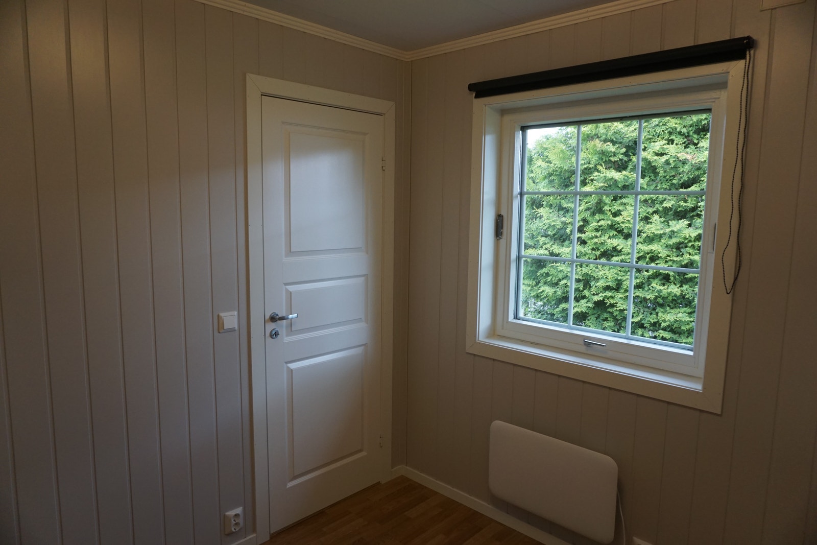 Soverom-1 : Laminat, malt smartpanel på vegger. Galleribilde