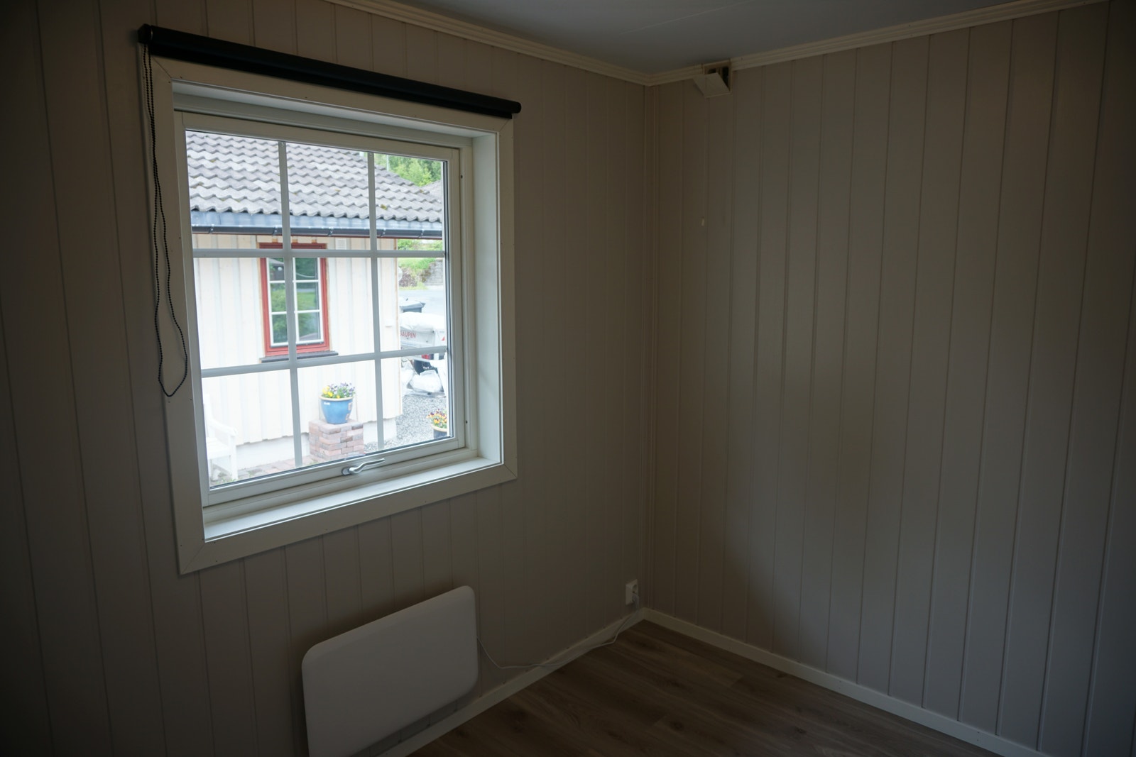 Soverom-2 : Stort soverom med eikepreg laminatgulv, malt smartpanel på vegger. Galleribilde