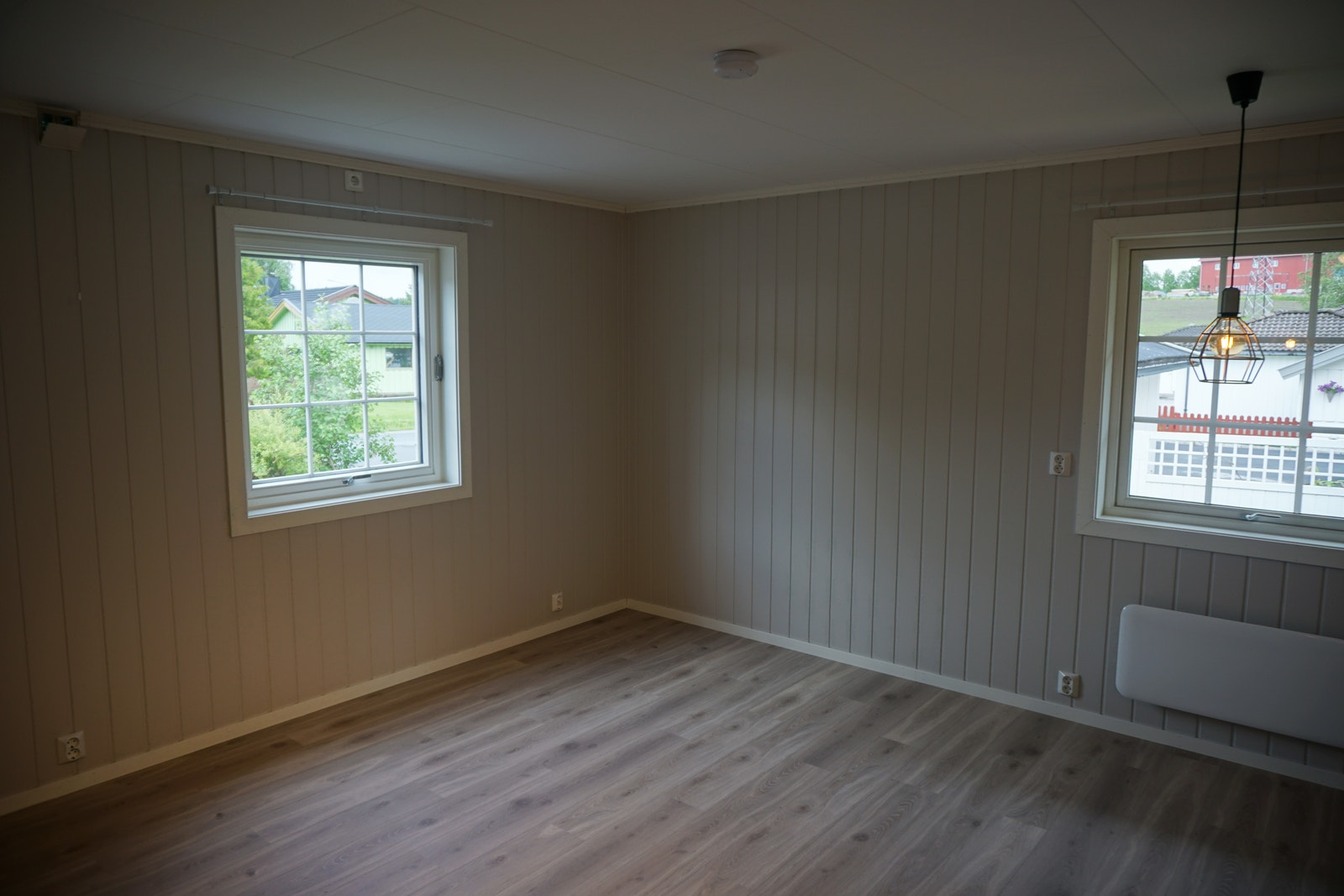 Stue : Laminat med eikepreg, smartpanel på vegger. Galleribilde