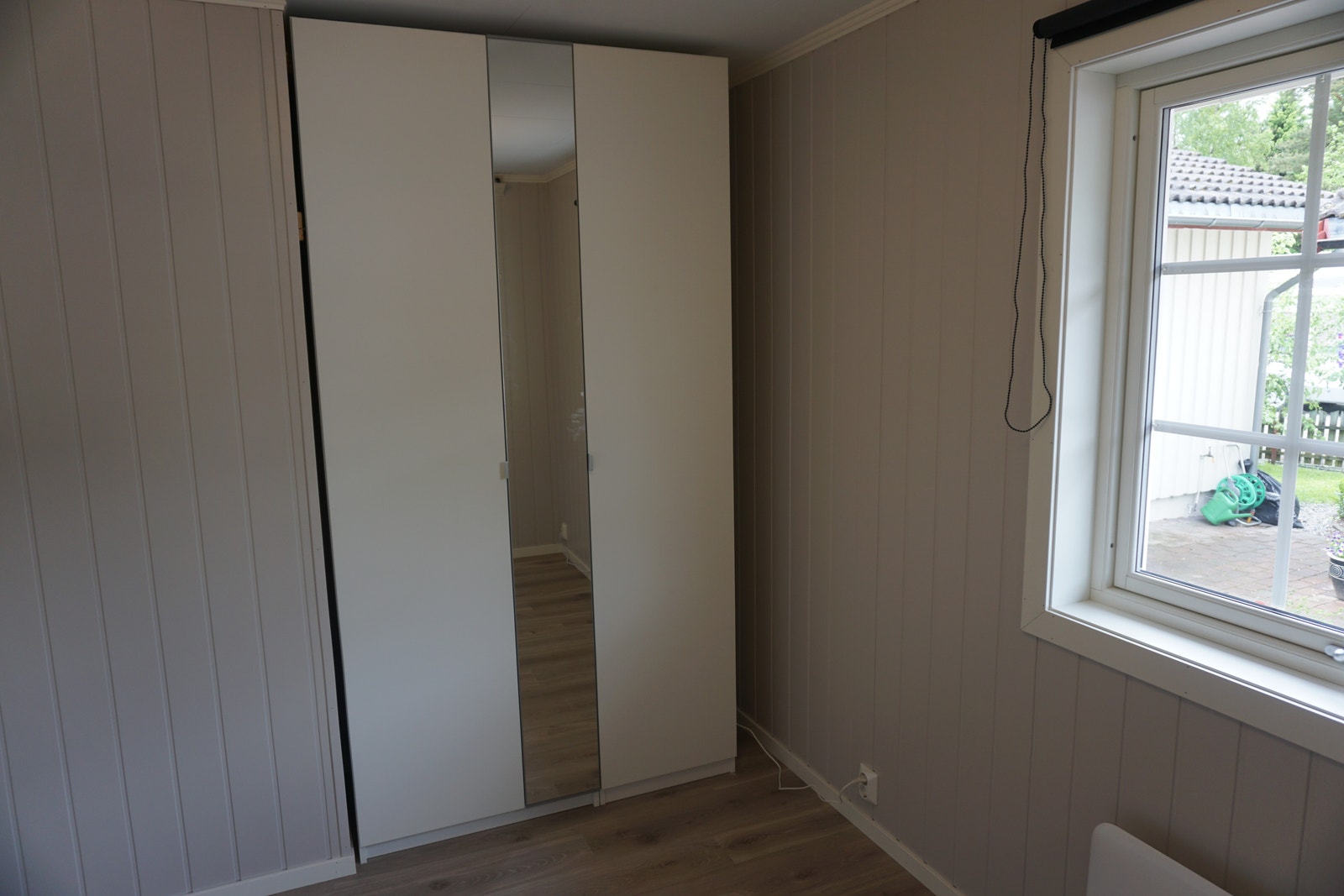 Soverom-2 : Stort soverom med eikepreg laminatgulv, malt smartpanel på vegger. Galleribilde