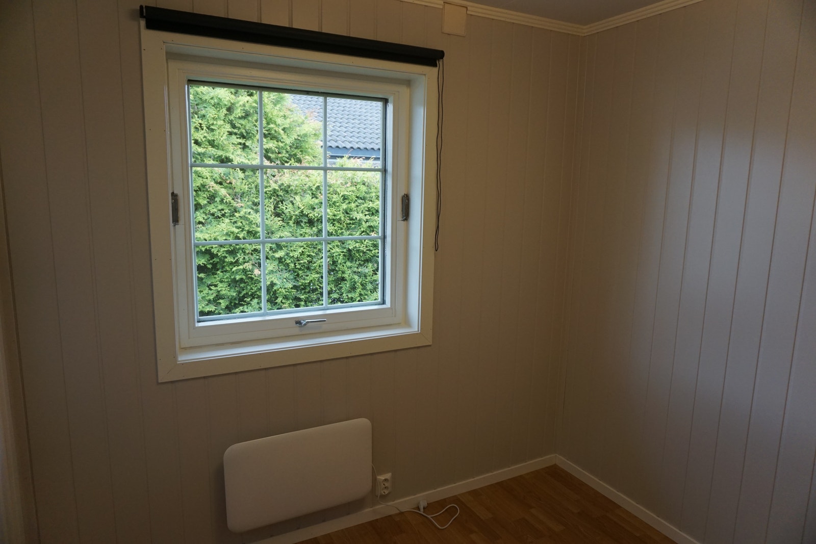 Soverom-1 : Laminat, malt smartpanel på vegger. Galleribilde