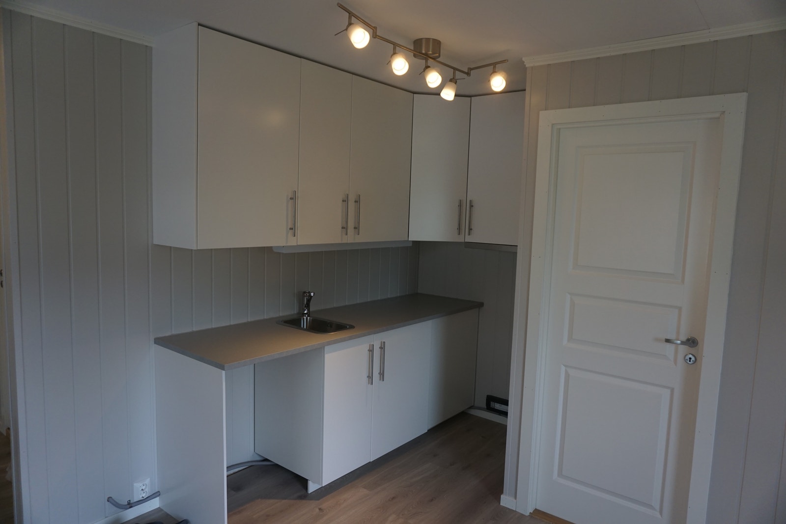 Kjøkken : Laminat med eikepreg, smartpanel på vegger. Galleribilde