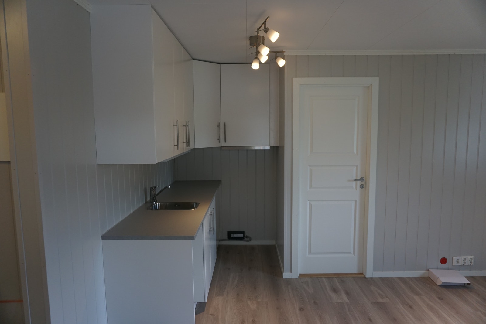 Kjøkken : Laminat med eikepreg, smartpanel på vegger. Galleribilde