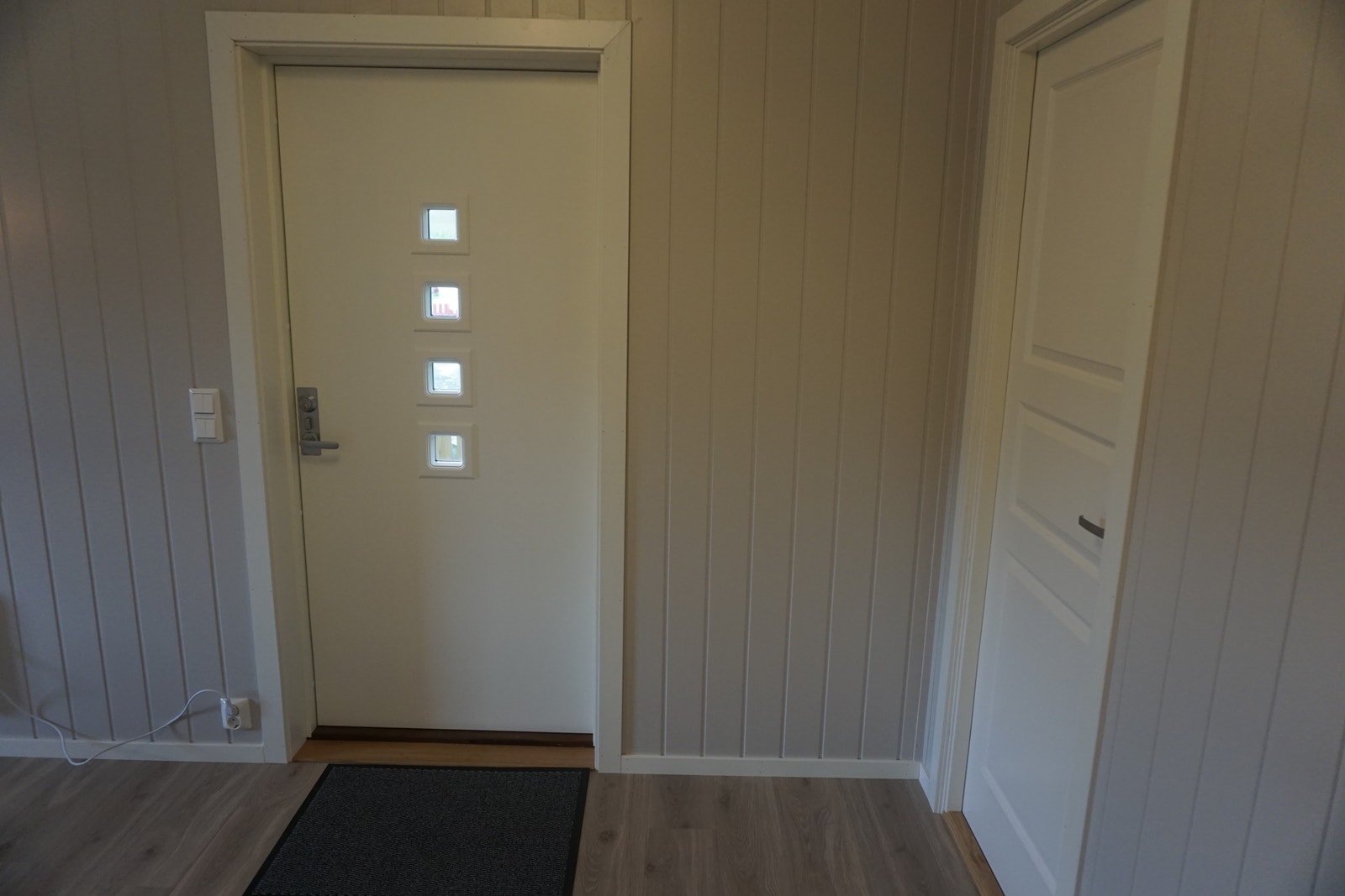 Gang : Laminat med eikepreg, smartpanel på vegger. Galleribilde