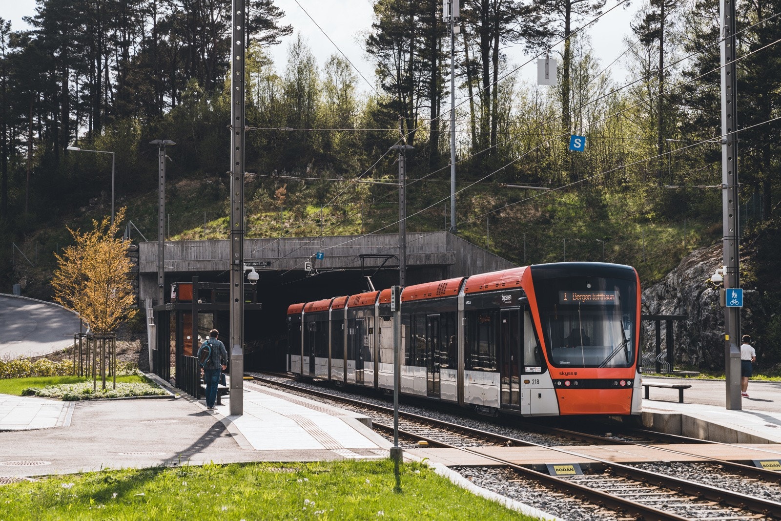 - Rett utenfor døren, finner du Sandslimarka bybanestopp - Galleribilde