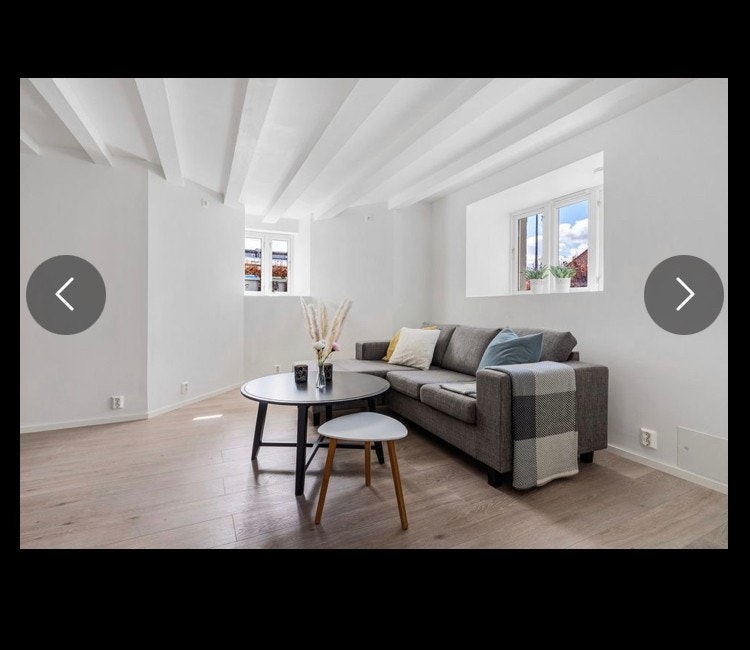 Lys og innbydende stue med god takhøyde og en flott karnapp og Alt innvendig nytt i 2021 Galleribilde