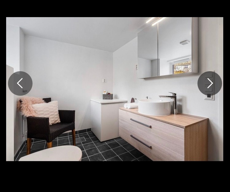 Det er fliser på gulv og baderomsplater på vegger og Bad pusset opp i 2021 med varmekabler i gulv Galleribilde