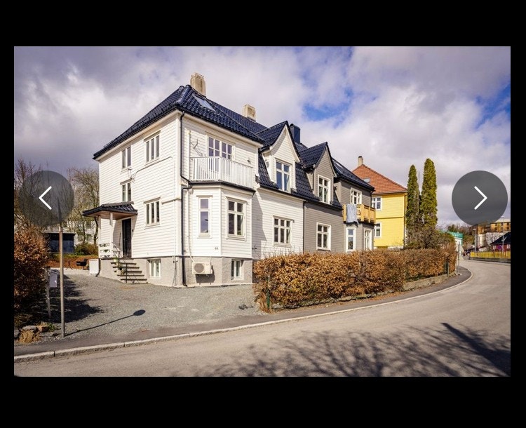 Ytterkledningen ble skiftet i perioden 2015-2016 og taktekking skiftet i 2018 Galleribilde